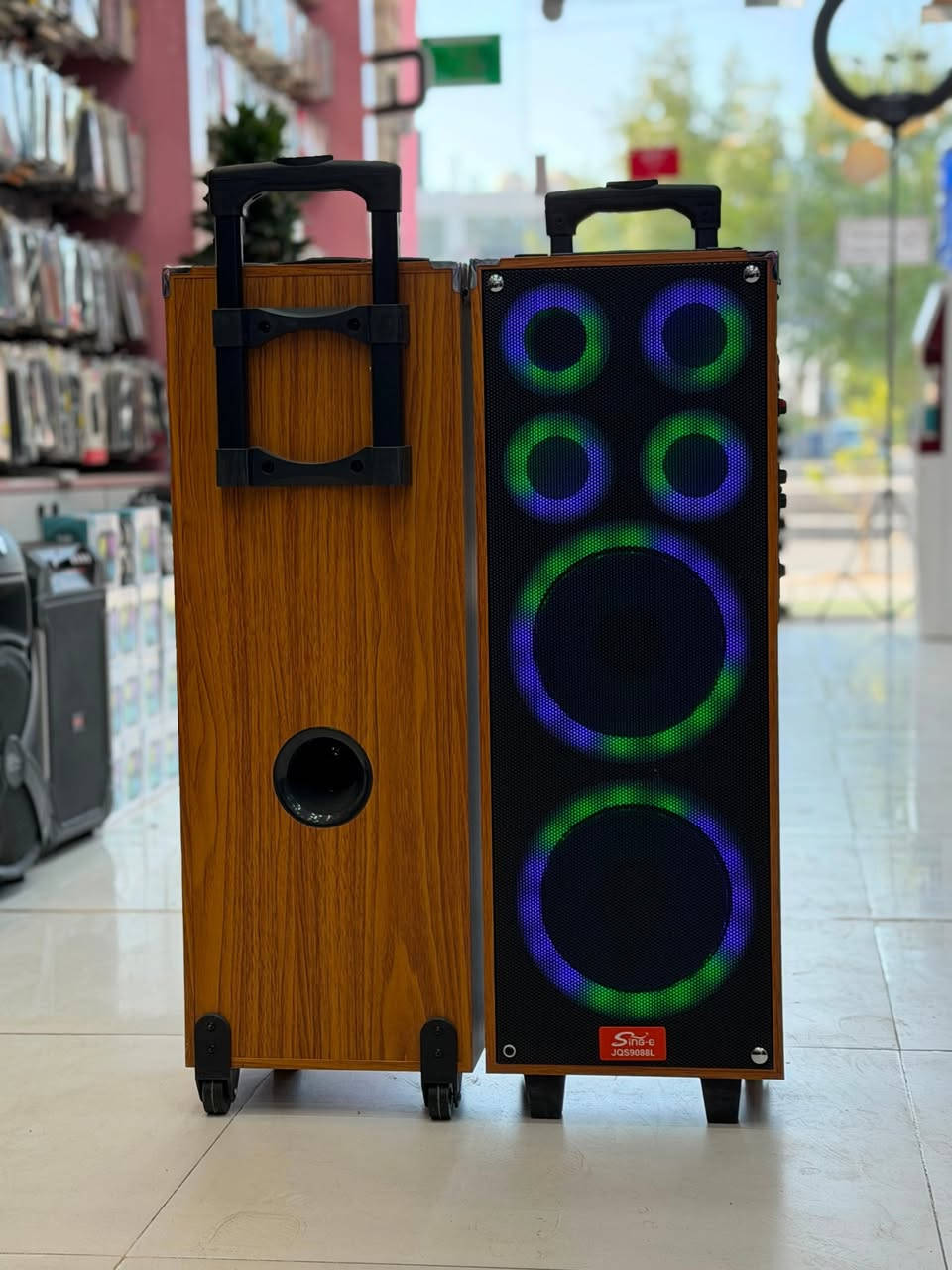 مكبر الصوت Sing-e JQS9088L بتصميم خشبي أنيق 🪵 مع إضاءة RGB ملونة تتفاعل مع الموسيقى 🎵.
ويحتوي على عجلات 🛞 ومقبض لسهولة النقل 🎒.
يوفر صوتًا عالي القدرة (30-50 واط) 🔊 ويدعم الاتصال عبر البلوتوث 📶 و USB 🔌.
[1, 2, 3]


**إذا كنت صاحب هذا الإعلان وتريد حذفه لأي سبب، رجاءا أرسل رسالة إلى الدعم الفني**