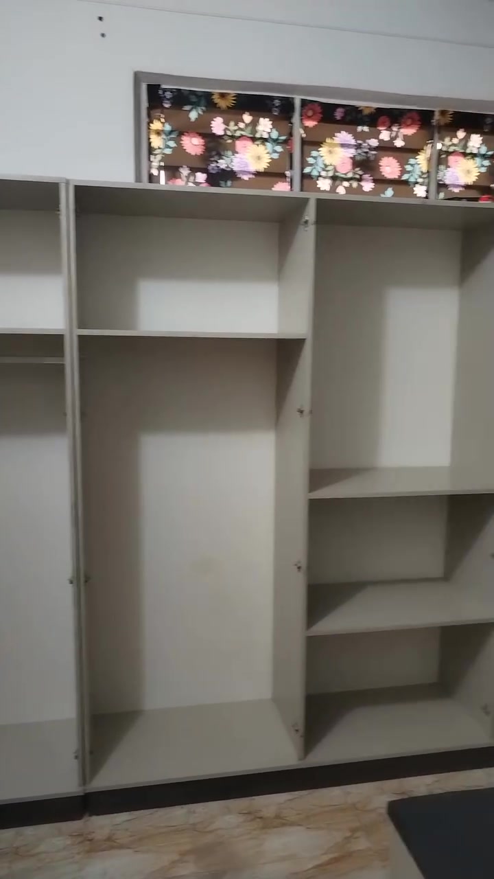 السلام عليكم غرفه تركيه للبيع 10 قطع نظيفة فول اي ضرر ما بيه مستخدمه أشهر لضهر مالته ابلوك ابو ٨ ملم وبرغي وجوي حديد.  اي استفسار اتفضلو خاص هذا رقمي *********** واتساب موجود
