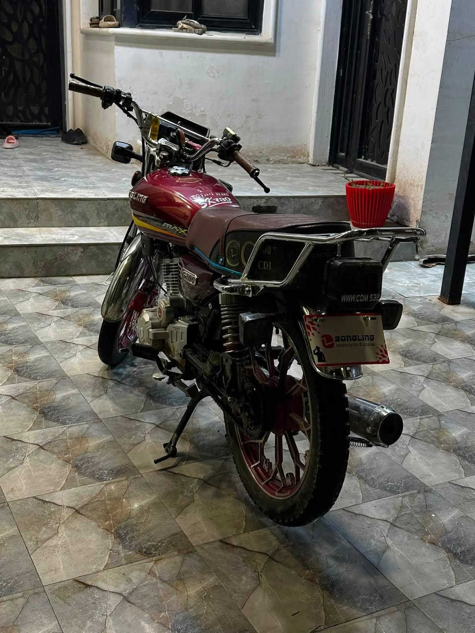السلام عليكم 🫡 

دراجه كير سيفان للبيع 🤷🏻‍♂️🏍️

دراجه نظيفه بمعنى الكلمه مابيه نواقص موديل 2025 الدشبول إلكتروني تشتغل عن طريق السويج وعن طريق البصمه وتشغيل عن بعد ٣٠ متر او اقل مابيه نواقص سلف هندر تشتغل كهربائيات كامله اشاير هورن ضوه عالي ناصي ما مفتوحه الدراجه وكاله ماممدوده عليه سبانه الدراجه نظيفه مال دكتوره من العياده للبيت 😅❤️‍🩹

السعر ٧٥٠ بيه مجال 🤷🏻‍♂️
تواصل عن طريق الخاص او عن طريق الواتساب على هذا الرقم *********** 👌🏻🪐
