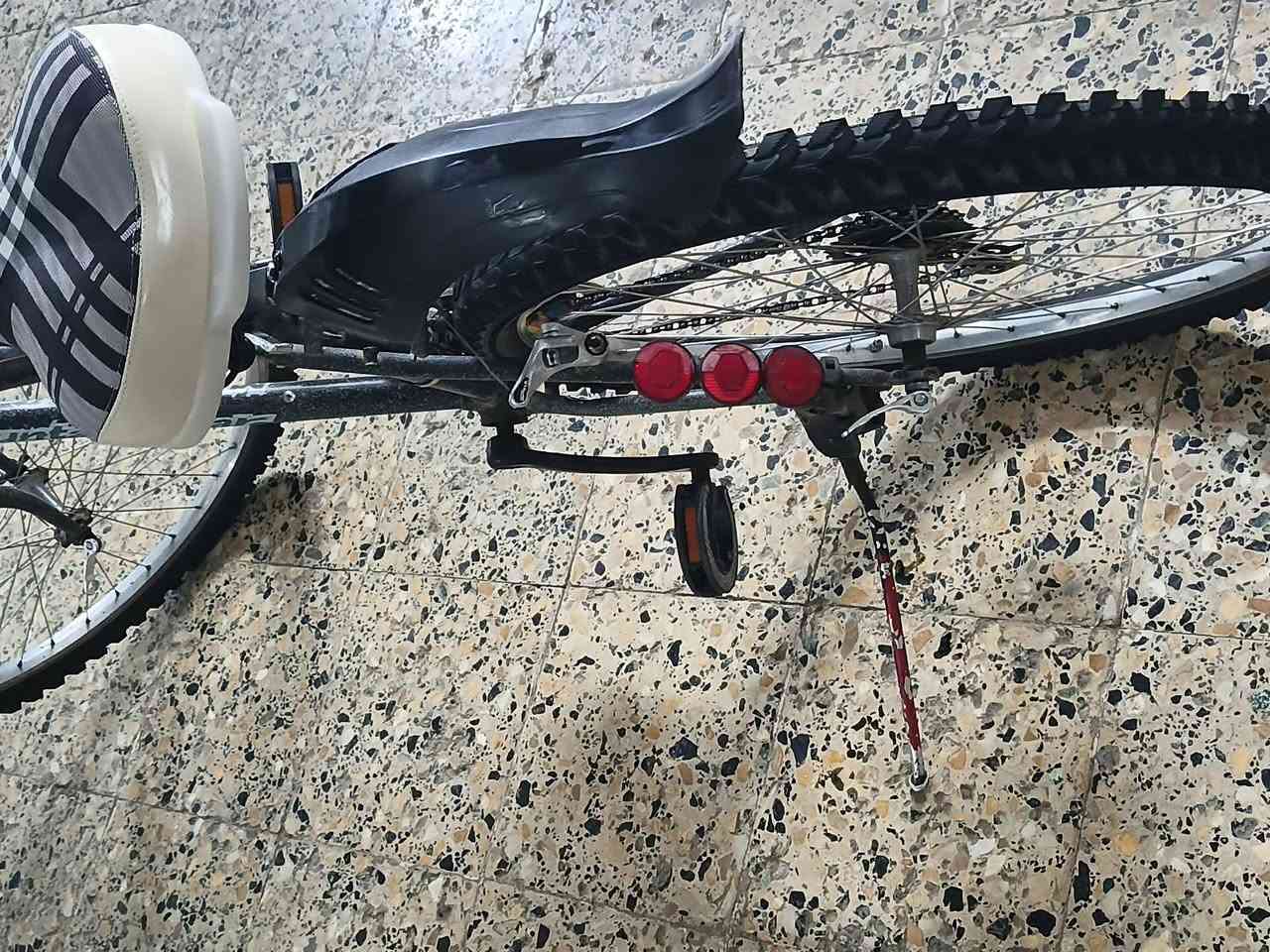 سلام عليكم بايسكل للبيع
نضيف لون رصاصي منقط ابيض بايسكل كلو وضع شركة مبدل شي 
مكان موصل جديدة دوره 19 
السعر 100 وبي مجال 
رقم الهاتف ***********
