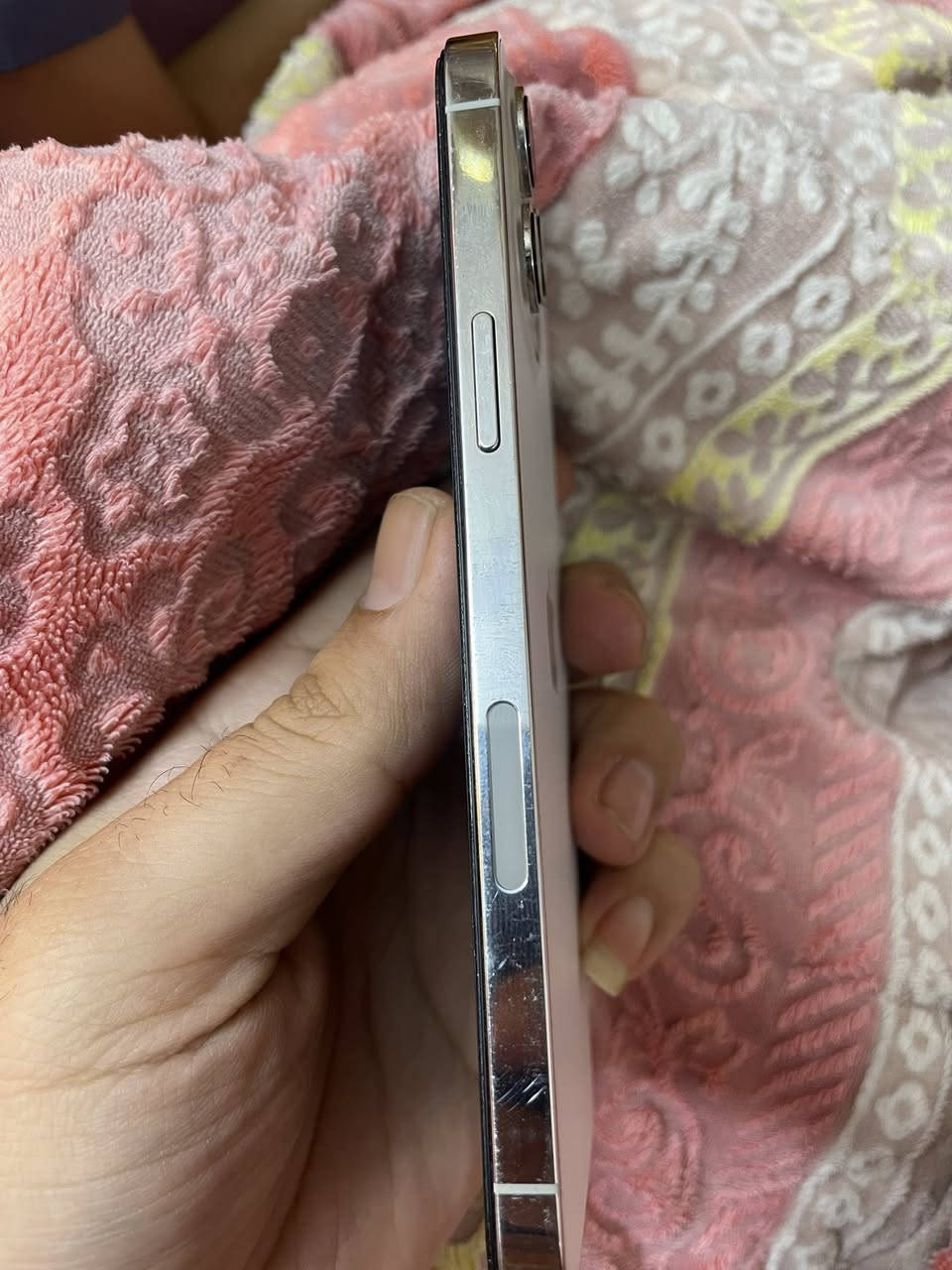 ايفون 12 برو ماكس
ذاكرة 256 
بطارية 82 
نضيف جدا و ممفتوح بس شاشته على وشك التلف ( يعني يرادلهة تبديل ) 
  قيم السعر و خابرني
 مكاني مدينة الصدر  
 
***********
