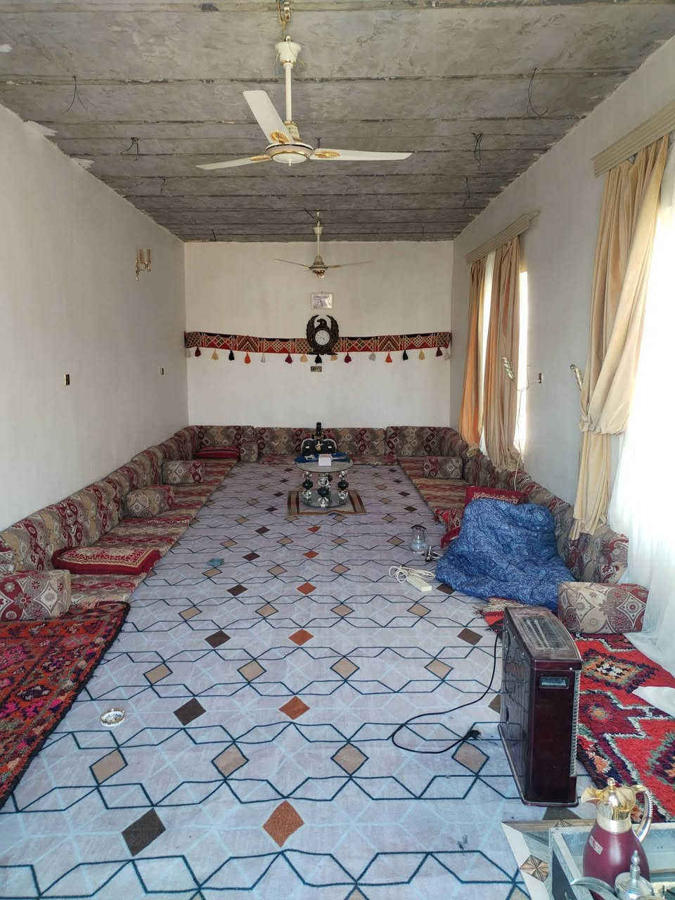 السلام عليكم گاع للبيع 4 دوانم وبيت كامل غرفتين كبار+مطبخ كبير +صاله +براني +صحيات داخليه وخارجيه
 خدمات المتوفرة كهرباء الوطني +سحب +الماء
المكان الديوانية فوگ من عفك اي استفسار هذا الرقم ***********
