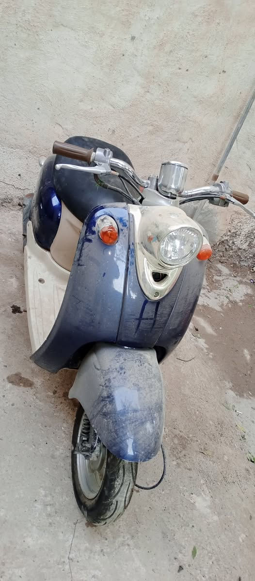 دراجه عبد الحليم فحل تخبل كلهه كامله مابيهه اي نقص بس متروكه تقريبا سنه كامله هسه تشتغل وتطفه ع حطتهه للبيع 
السعر 200 
رقم ***********
