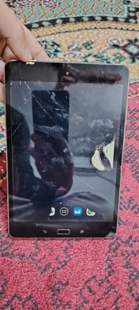 للبيع شاشه مكسوره بس شغال كامل شاحنه تايب سي السعر 20 07503902972