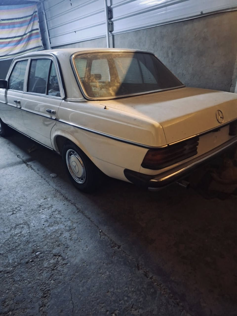 السلام عليكم اخواني الكرام للبيع Mercedes-Benz 1983 W123)تعمير درجه اولى السياره صبغ جماليه اي ضربه مابيه مكينه اربعه سلندر عنكبوت بلادي رقم بغداد الماني تحويل ثاني يوم السياره بلحقيقه احلى من الصوره ماشاءالله مابيه نقص ابد غرفه بلجيس كله وراد وعلى ادينه تجي وتكلب وشوف رقم صاحب السياره سعر85وبيه مجال حك الجيه رقم صاحب السياره ‭0780 450 8357‬شكراً لللكروب جميعاً

