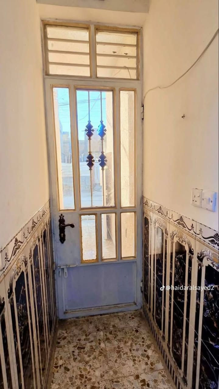 بيت للبيع مساحة 50 متر مدخلين غرفة فوك وغرفة جوه 
بيت بناء حديث 2020 قريب على شارع 25 بغداد الراشدية حي الانتصار للاستفسار والسعر على الرقم ***********
