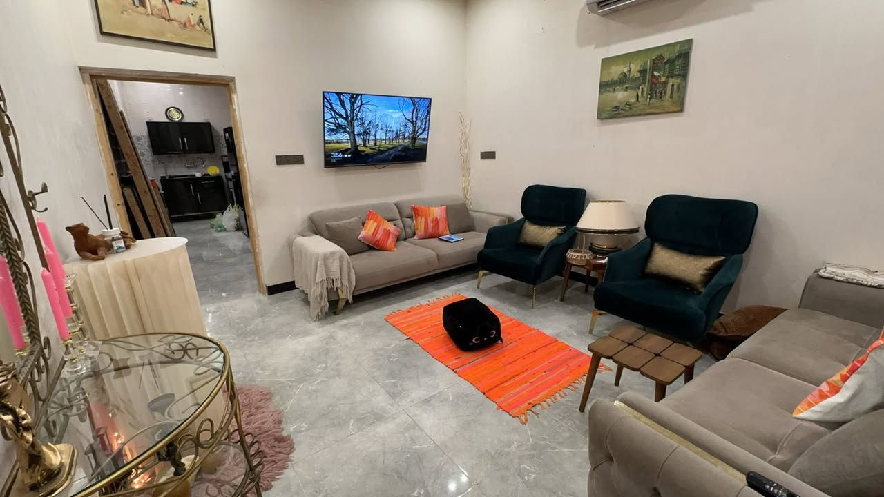 السلام عليكم 

بيت بمساحة 50 متر زراعي سند 25 بيت سعيد ، حي تونس ،قرب برج الاتصالات 
، موقع هادئ وبناء حديث، يتكون من ( ثلاث غرف نوم+ صالة + مطبخ + حمام عدد 2
البيت مرتب وجاهز للسكن، نقص واجهه فقط ،
تتوفر جميع الخدمات (ماء، كهرباء، صرف صحي ، فرع مقرنص)
مناسب للعوائل  أو للاستثمار.
السعر مناسب  130 مليون وقابل للتفاوض 

📞 للاستفسار اتصل  على
***********
