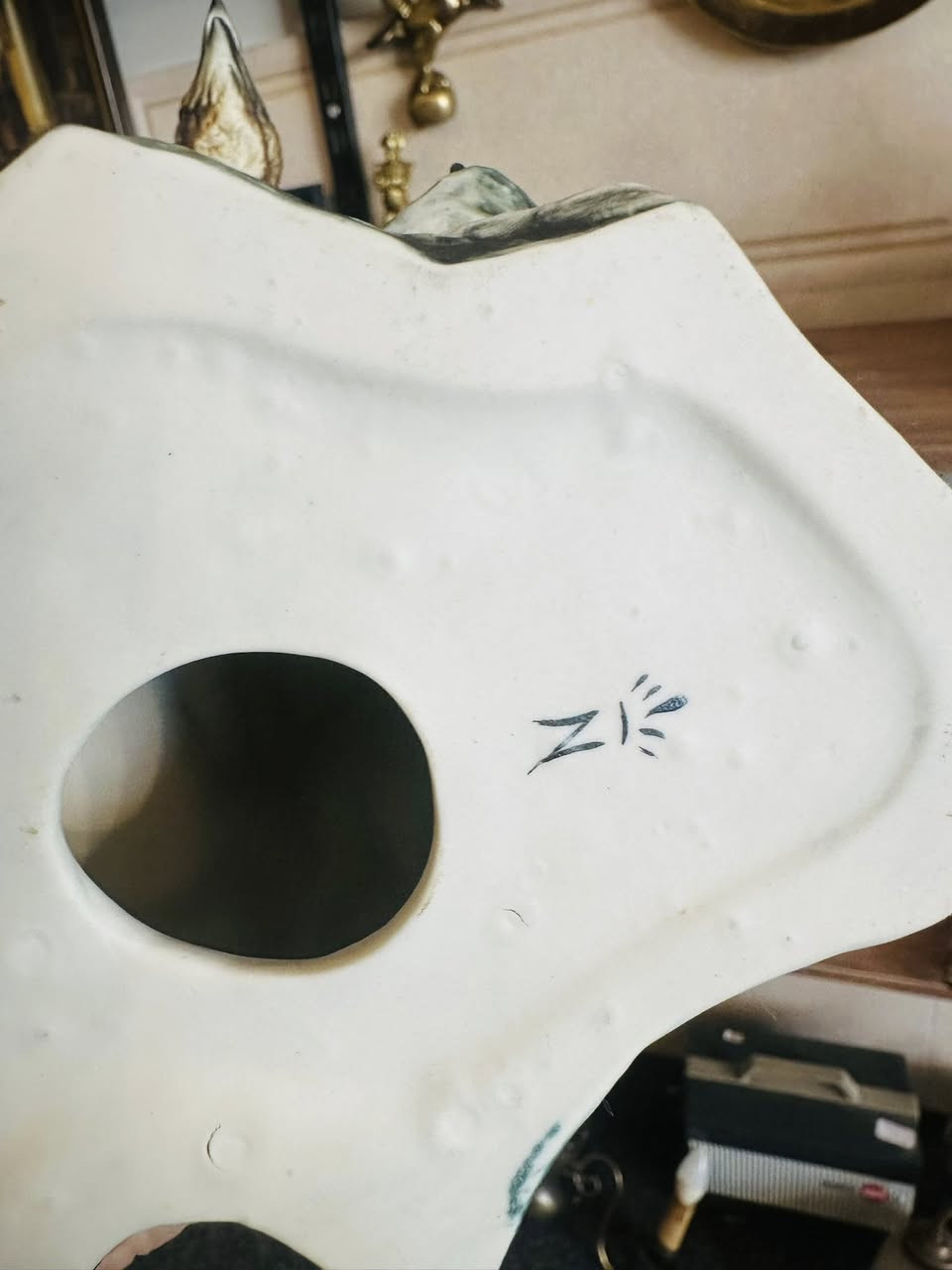 نسر بورسلاين ماركة نابولي ايطالي عمل يدوي الاتفاع 30 سم عرض الجناح 30 سم
*********** واتساب المحل في السليمانية يوجد توصيل
