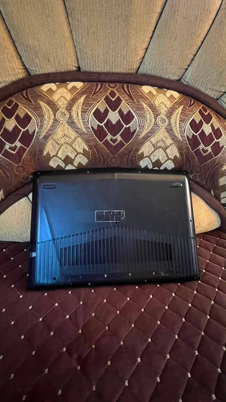* 🧠 المعالج: Intel Core i7-7700HQ (الجيل السابع، 4 أنوية / 8 خيوط)
* 🎮 كرت الشاشة: NVIDIA GeForce GTX 1060 Max-Q (6GB GDDR5)
* 🧩 الرام: 8GB DDR4 (قابل للترقية حتى 32GB)
* 💾 التخزين: SSD M.2 NVMe سعة 256GB
* 🖥️ الشاشة: 15.6 بوصة Full HD (1920×1080) IPS
* 🌐 الاتصال: Wi-Fi، Bluetooth، منفذ LAN Gigabit
* 🔌 المنافذ: USB 3.0، USB Type-C، HDMI، RJ-45، منفذ سماعة 
لابتوب نضيفه كلش من ناحيه القطع و ما متعوبه بس بيها هاذ الكسر موضح ب صور وما ماثر الكسر ابد 
 
سعر ٤٣٠ الف 
مكاني موصل توصيل موجود


**إذا كنت صاحب هذا الإعلان وتريد حذفه لأي سبب، رجاءا أرسل رسالة إلى الدعم الفني**