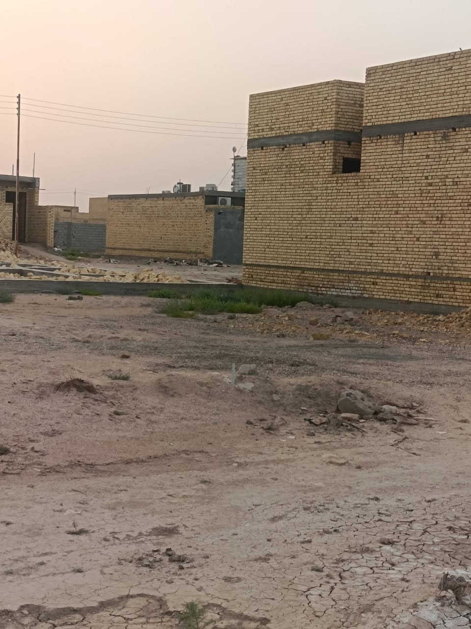 سلام عليكم قطع اراضي 280 زراعي واصل ماي وكهرباء قرب جسر هولندي شارع مضخات ماء بين شطين 
و50 متر عن شارع تبليط
السعر 27

للاستفسار الاتصال ***********
