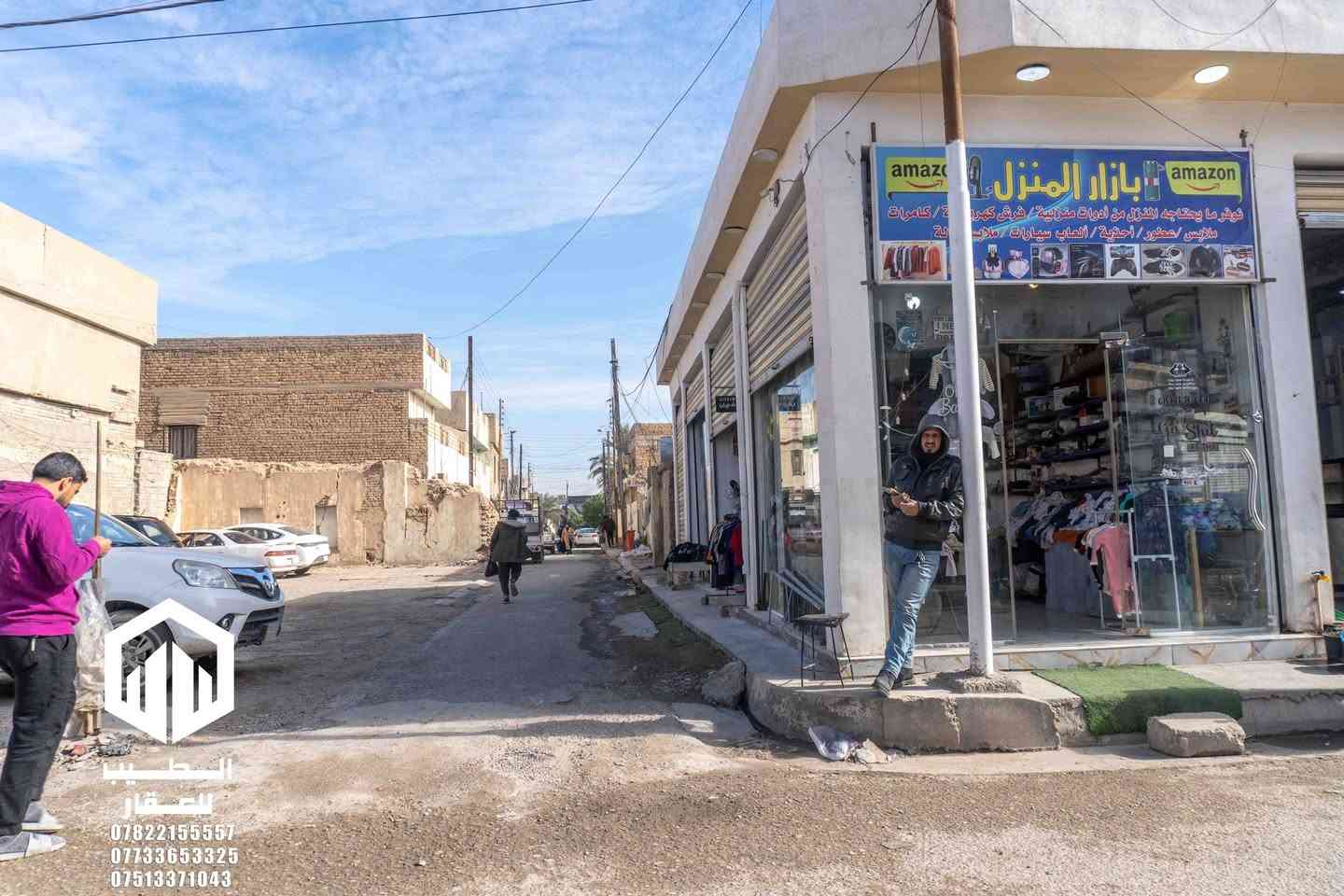 محلات للبيع 

في النزيزة قرب كراج النزيزة نافذ على شارع الحديقة العامة 

مساحة : 139

154 واقع حال

سند صرف بإسم شخص واحد

ايجار قديم مليون 

5 محلات ومحلين كبار

2.5 على المتر

عرض بيع عمارة تجارية 

الموقع: في النزيزة قرب كراج النزيزة، نافذ على شارع الحديقة العامة.

المساحة: 139 م² (سند)، و 154 م² (واقع حال).

نوع الملكية: ملك صرف (شخص واحد).

المشتملات: تتكون من 5 محلات اعتيادية + 2 محلات كبيرة.

الوارد الحالي: مليون دينار (إيجار قديم قابل للتعديل).

السعر: مليونين ونص 2.5 للمتر

للإستفسار مراجعة 

[#مكتب_الطيب_للعقار](https://web.facebook.com/hashtag/%D9%85%D9%83%D8%AA%D8%A8_%D8%A7%D9%84%D8%B7%D9%8A%D8%A8_%D9%84%D9%84%D8%B9%D9%82%D8%A7%D8%B1?__eep__=6&__cft__[0]=AZZKjF_FldzYYFQoHbfqqtqpS3GejUSldF5fCkLZKKs7gw-QNYucUO45KHQtvL6xKFKy6Gu5ZlQF8xtHO5IWKQCv4arQnWG10fSkMnOBM0zeNlAjyddaxDuT_fZFN84sdEYd6R2djCHwOcAEKqnS_mv9NlXRfnfm0yU6r_91PBkVL9xDlkGt8Q4G6tbSXV5WGvM&__tn__=*NK-R)

عنوان المكتب : مجاور مجمع الشفاء- مقابل دائرة الكهرباء

للاتصال : 

***********

***********

***********

[#عقارات_الفلوجة](https://web.facebook.com/hashtag/%D8%B9%D9%82%D8%A7%D8%B1%D8%A7%D8%AA_%D8%A7%D9%84%D9%81%D9%84%D9%88%D8%AC%D8%A9?__eep__=6&__cft__[0]=AZZKjF_FldzYYFQoHbfqqtqpS3GejUSldF5fCkLZKKs7gw-QNYucUO45KHQtvL6xKFKy6Gu5ZlQF8xtHO5IWKQCv4arQnWG10fSkMnOBM0zeNlAjyddaxDuT_fZFN84sdEYd6R2djCHwOcAEKqnS_mv9NlXRfnfm0yU6r_91PBkVL9xDlkGt8Q4G6tbSXV5WGvM&__tn__=*NK-R) [#عقارات_الانبار](https://web.facebook.com/hashtag/%D8%B9%D9%82%D8%A7%D8%B1%D8%A7%D8%AA_%D8%A7%D9%84%D8%A7%D9%86%D8%A8%D8%A7%D8%B1?__eep__=6&__cft__[0]=AZZKjF_FldzYYFQoHbfqqtqpS3GejUSldF5fCkLZKKs7gw-QNYucUO45KHQtvL6xKFKy6Gu5ZlQF8xtHO5IWKQCv4arQnWG10fSkMnOBM0zeNlAjyddaxDuT_fZFN84sdEYd6R2djCHwOcAEKqnS_mv9NlXRfnfm0yU6r_91PBkVL9xDlkGt8Q4G6tbSXV5WGvM&__tn__=*NK-R) [#استثمار](https://web.facebook.com/hashtag/%D8%A7%D8%B3%D8%AA%D8%AB%D9%85%D8%A7%D8%B1?__eep__=6&__cft__[0]=AZZKjF_FldzYYFQoHbfqqtqpS3GejUSldF5fCkLZKKs7gw-QNYucUO45KHQtvL6xKFKy6Gu5ZlQF8xtHO5IWKQCv4arQnWG10fSkMnOBM0zeNlAjyddaxDuT_fZFN84sdEYd6R2djCHwOcAEKqnS_mv9NlXRfnfm0yU6r_91PBkVL9xDlkGt8Q4G6tbSXV5WGvM&__tn__=*NK-R) [#محلات_للبيع](https://web.facebook.com/hashtag/%D9%85%D8%AD%D9%84%D8%A7%D8%AA_%D9%84%D9%84%D8%A8%D9%8A%D8%B9?__eep__=6&__cft__[0]=AZZKjF_FldzYYFQoHbfqqtqpS3GejUSldF5fCkLZKKs7gw-QNYucUO45KHQtvL6xKFKy6Gu5ZlQF8xtHO5IWKQCv4arQnWG10fSkMnOBM0zeNlAjyddaxDuT_fZFN84sdEYd6R2djCHwOcAEKqnS_mv9NlXRfnfm0yU6r_91PBkVL9xDlkGt8Q4G6tbSXV5WGvM&__tn__=*NK-R) [#النزيزة](https://web.facebook.com/hashtag/%D8%A7%D9%84%D9%86%D8%B2%D9%8A%D8%B2%D8%A9?__eep__=6&__cft__[0]=AZZKjF_FldzYYFQoHbfqqtqpS3GejUSldF5fCkLZKKs7gw-QNYucUO45KHQtvL6xKFKy6Gu5ZlQF8xtHO5IWKQCv4arQnWG10fSkMnOBM0zeNlAjyddaxDuT_fZFN84sdEYd6R2djCHwOcAEKqnS_mv9NlXRfnfm0yU6r_91PBkVL9xDlkGt8Q4G6tbSXV5WGvM&__tn__=*NK-R) [#عمارة_تجارية](https://web.facebook.com/hashtag/%D8%B9%D9%85%D8%A7%D8%B1%D8%A9_%D8%AA%D8%AC%D8%A7%D8%B1%D9%8A%D8%A9?__eep__=6&__cft__[0]=AZZKjF_FldzYYFQoHbfqqtqpS3GejUSldF5fCkLZKKs7gw-QNYucUO45KHQtvL6xKFKy6Gu5ZlQF8xtHO5IWKQCv4arQnWG10fSkMnOBM0zeNlAjyddaxDuT_fZFN84sdEYd6R2djCHwOcAEKqnS_mv9NlXRfnfm0yU6r_91PBkVL9xDlkGt8Q4G6tbSXV5WGvM&__tn__=*NK-R)
