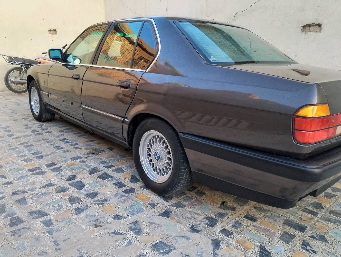 سيارة BMW موديل 730، بحالة جيدة. اللون بني ولديه إطارات معدنية بمظهر جذاب. الديكور الداخلي مريح ومصمم بأناقة.

السيارة مصانة وجاهزة للاستخدام اليومي. مناسبة لعشاق السيارات الكلاسيكية والموثوقة.