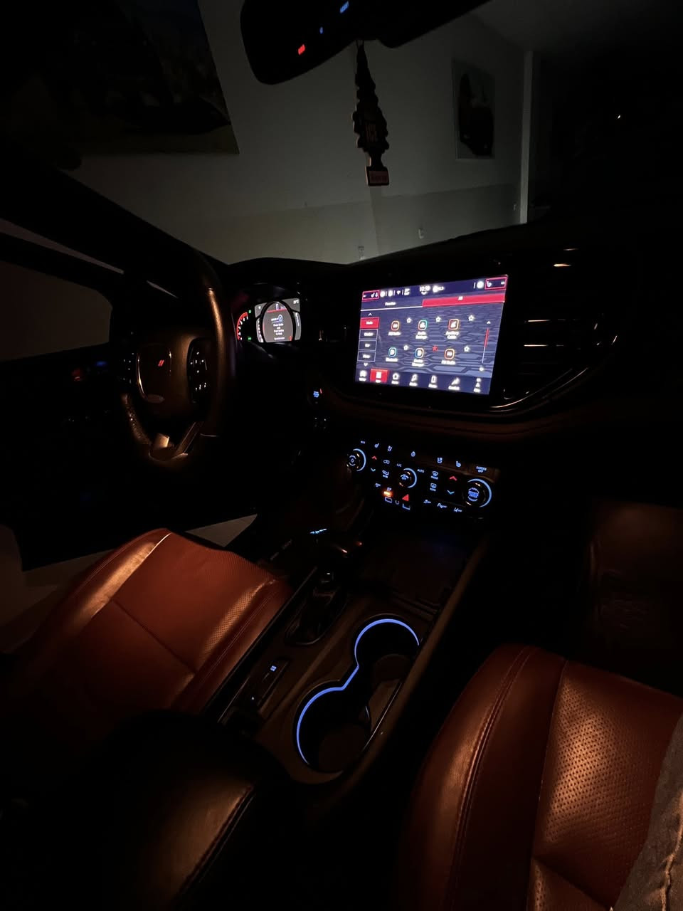 السلام عليكم ورحمة الله للبيع فقط
اتصال واتساب  📞 ع هذا الرقم ***********
رقم اربيل السعر 380 $ 
نوع السياره : دوج دورنكو 
‏🔥RT ماكس اوفر سايد يعني فول موصفات للاخير 1/1 🔥

👇🏻 موصفات السياره👇🏻

موديل : 2023  الون اسود / ويل بلاك حجم 20
المسافه المقطوعه : 35 الف ميل 
مكان السياره : سامراء 
‏RT : فئه السياره / 7 راكب / 3 قطع تبريد 

محرك السياره 5700 هيمي 8 سلندر فور ويل
دبل كزوز رياضي 

لايت زينون  LED معه حاجب دلدات دبل LED
مثبت سرعه تثبيت مسار اوامر صوتية 
كشنات جلد  ماروني
تجوة الراس تحكم بالشاشه كشنات مساج 
  
16 سماعة / harmam/kardon

بصمه تشغيل بصمه ابواب جهتين + تشغيل عن بعد 
سقف السيارة قديفه شمواه اسود + سقف فتحه سلايت 
كشنات خزن وضعيان كشنات تدفئه تبريد 
تدفئه ستيرن + ستيرن كهربائي 
نقطه عمياء اشارات بالمراي الجانبيه 
هيتر بالمري الجانبيه 
شفتات ستيرن لتحكم بالكير عادي 
تحكم بالشفتات جهتين  رادار امامي 
‏eco + sport وضعيات قياده نظام سبورت 

صندوق كهربائي
مقاعد Vip منفصل سياحي + مقاعد صف ثالث
نظام ملاحه خرائط شاشه كبير 
مانع انزلاق + نظام طرق وعره 
‏AUX مدخل شحن لاسلكي وايرلس 
الدشبول ول ابواب مطعم بكاربون فايبر
نظام اوتو ستوب توقف ذاتي للامان 
نظام ABS مانع انزلاق 
حساسات امامي خلفي وجانبي 

لد داخلي 
معه العديد من الموصفات الخاصه بالسيارات RT 
ضرر السياره جاملغ لايسر فقط 
بدون دواخل بدون ايرباك 
السعر النهائي 380 $
