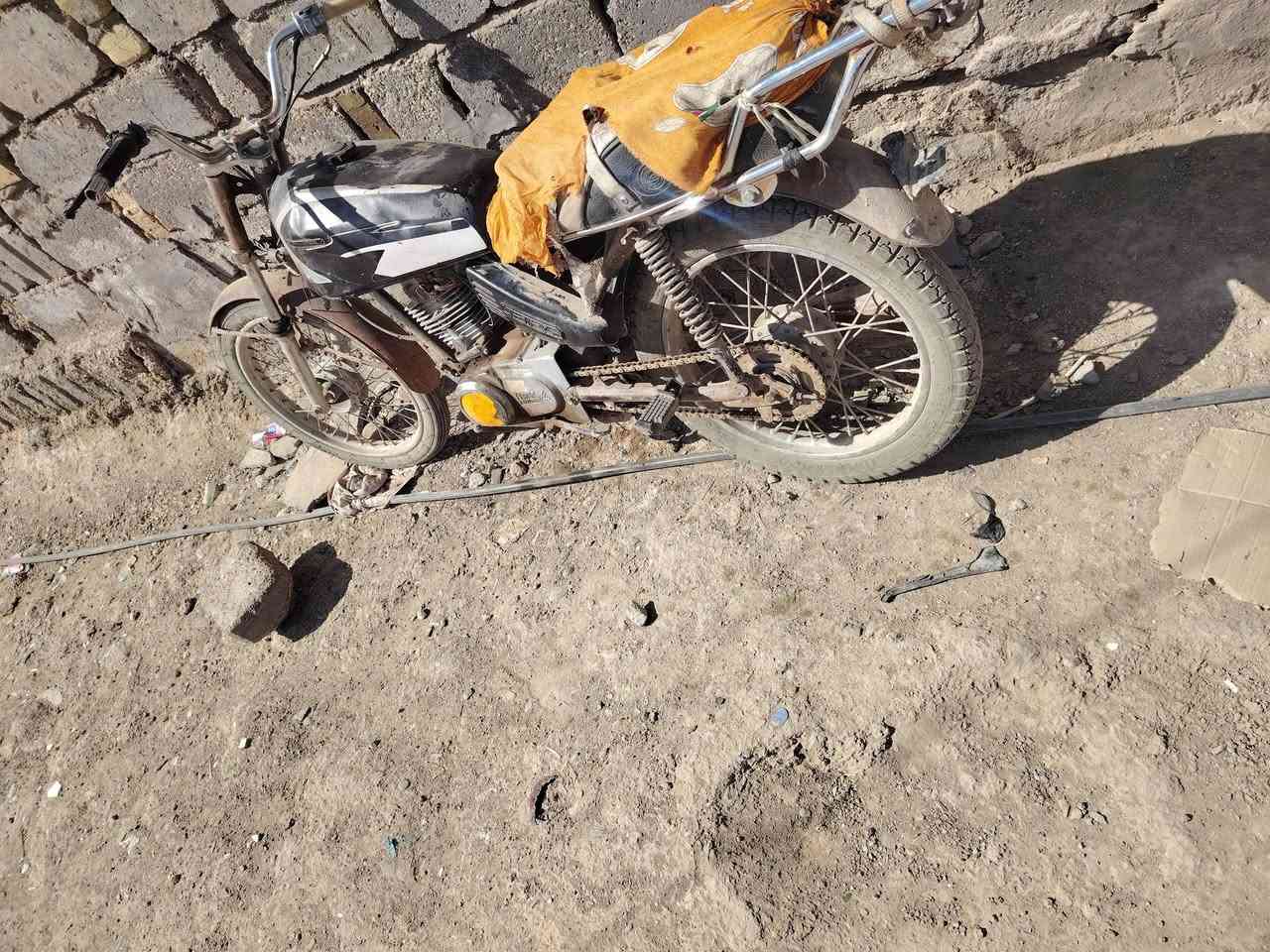 دراجه كلك كلك كلك للبيع الدراجه شغاله وشرط هندر واحد مكينه ارشه ويل خلفي وتايات وجوب خلفي كله جديد زنجيل جديد  الدراجه شايله روحه مال شغل تروح وترجع بيهه 
وابيعك. كووم حديد 
السعر$100
***********
