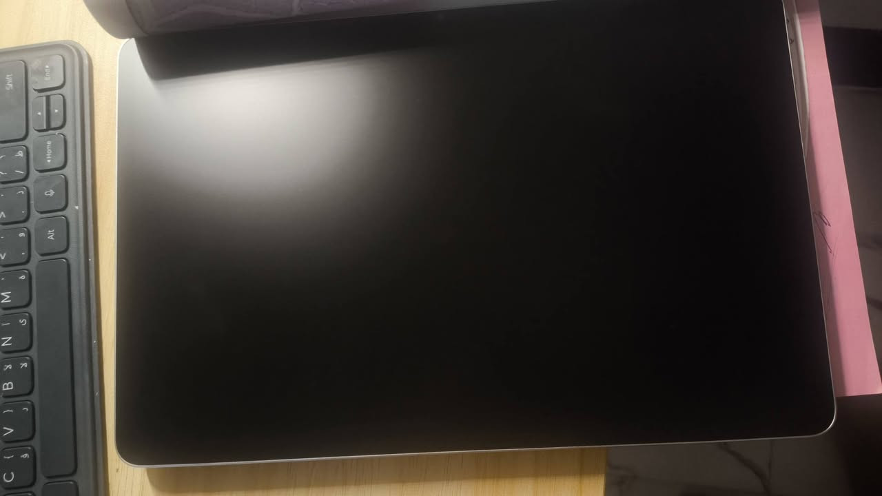 HONOR Pad 10 Papermatte Display
السلام عليكم هونر باد عشره (النسخة الورقية مو العاديه)
الجهاز نظيف بدون اي خدش ولا اي مشكلة 
مواصفات الجهاز ما يحتاج أقولها لأن معروف
*البطارية ضخمة 10,100 مللي أمبير 
*الشاشه بدون انعكاسات وما تاذي العين أبدا 
*الجهاز خفيف وعملي 

على العموم اخوان الجهاز نظيف بدون اي مشكلة ما عدا الكيبرود بي حرف مكسور (فقط حرف واحد) الباقي بدون اي مشكلة جميع ملحقاته ويه 
الي يفيده الجهاز يراسلني واتساب 
450الف (مابي اي مجال) لأن مو النسخة العاديه الي يفيده يراسلني واتساب وأهلا وسهلاً 
***********
