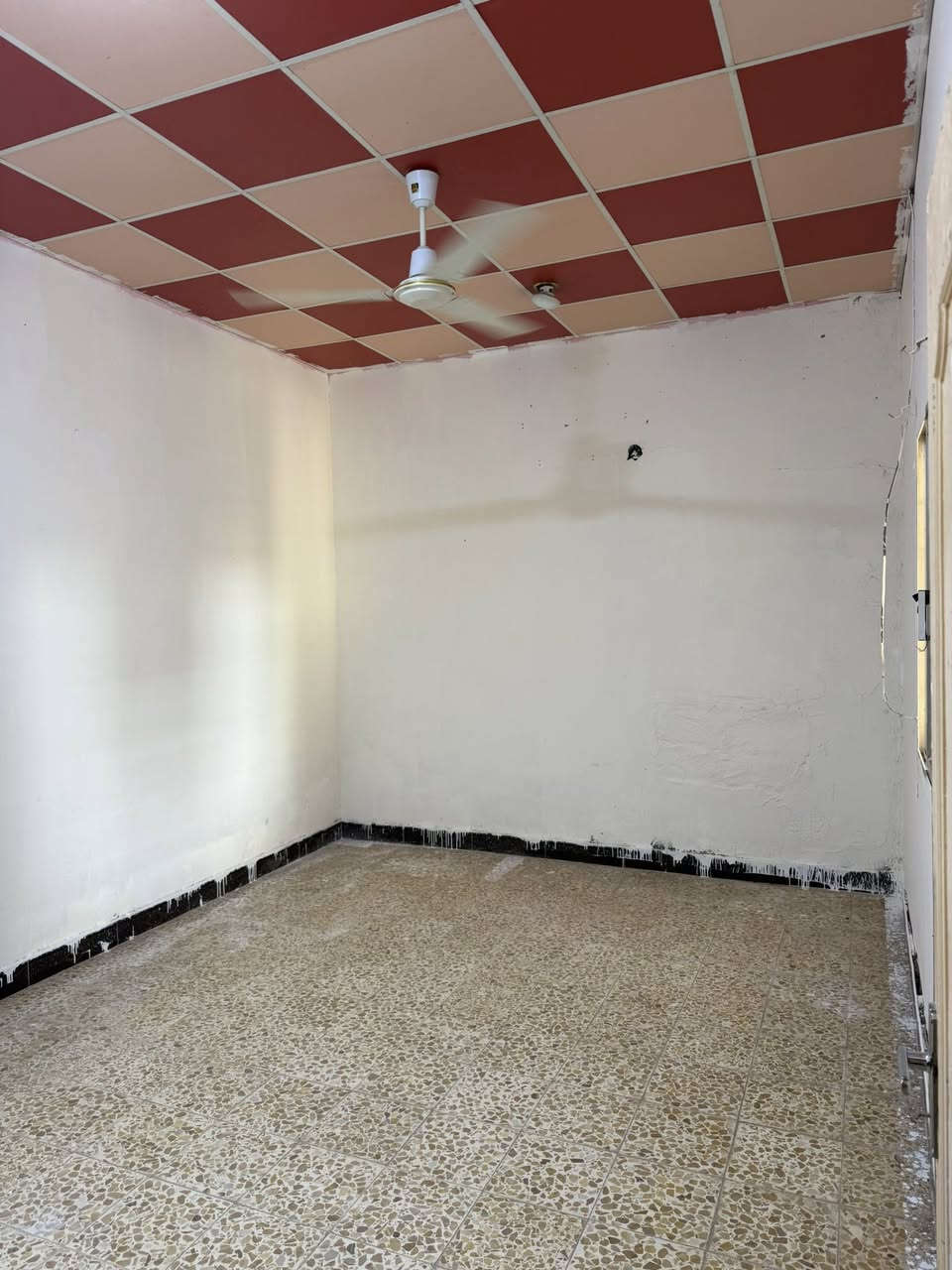 بيت غرفتين وصاله وحمام ومطبخ وحديقه وطارمه جبيره تواليت خارجي سقف كونكريت وارضيه كاشي توه مصبوغ ومرمم لايجار مكانه قرب حسينيه استاذ موسى ٢٥٠ وبي مجال ***********
