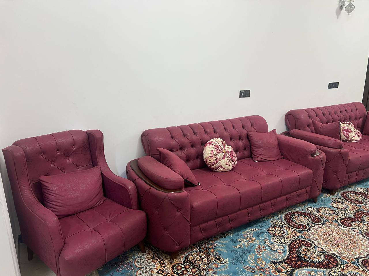 السلام عليكم تخم ونص للبيع  كراسي 4  وقنفات 3 جديد شغل تسكام للاستفسار *********** المكان حله قرب جسر بته
