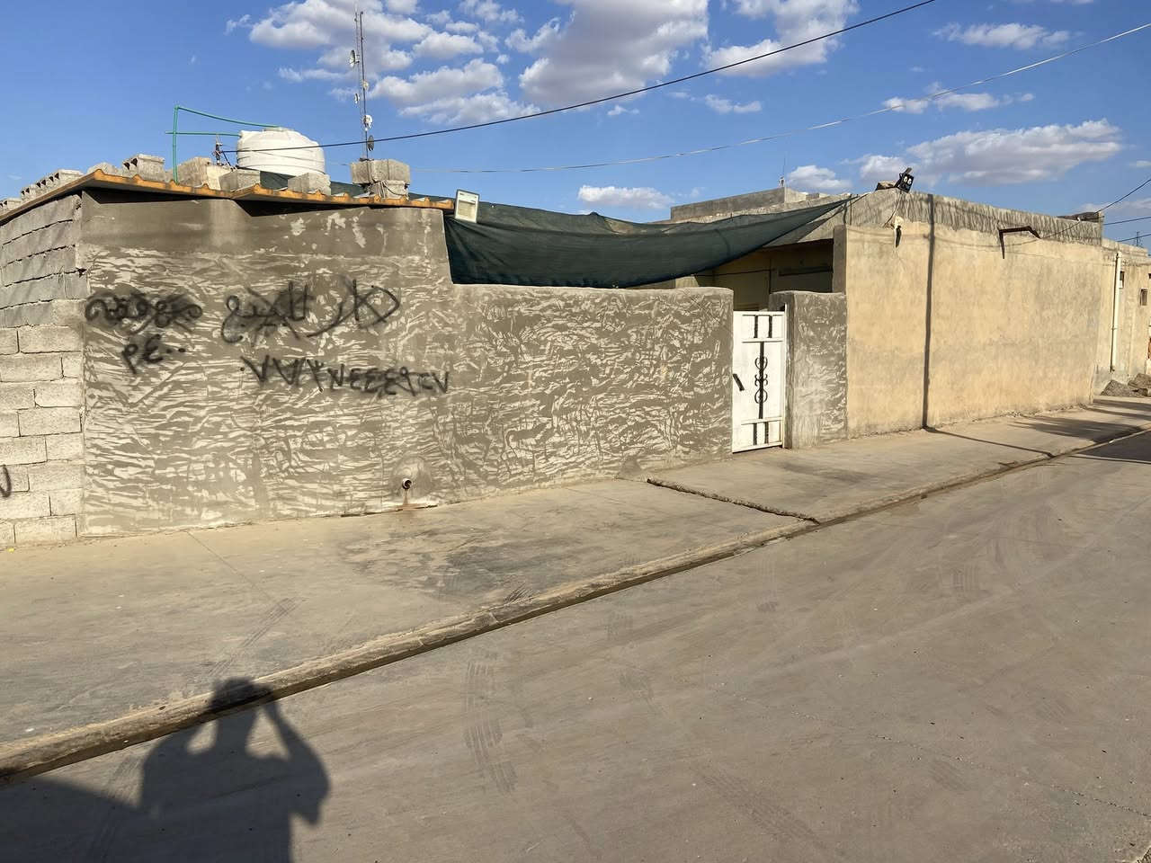 سلام عليكم بيت +كاع المساحه 800 متر ركون واجهيته عل شارع خلف قاعه الفواتح كاريز بان سعر 32 او بي مجال قليل هاتف ***********
