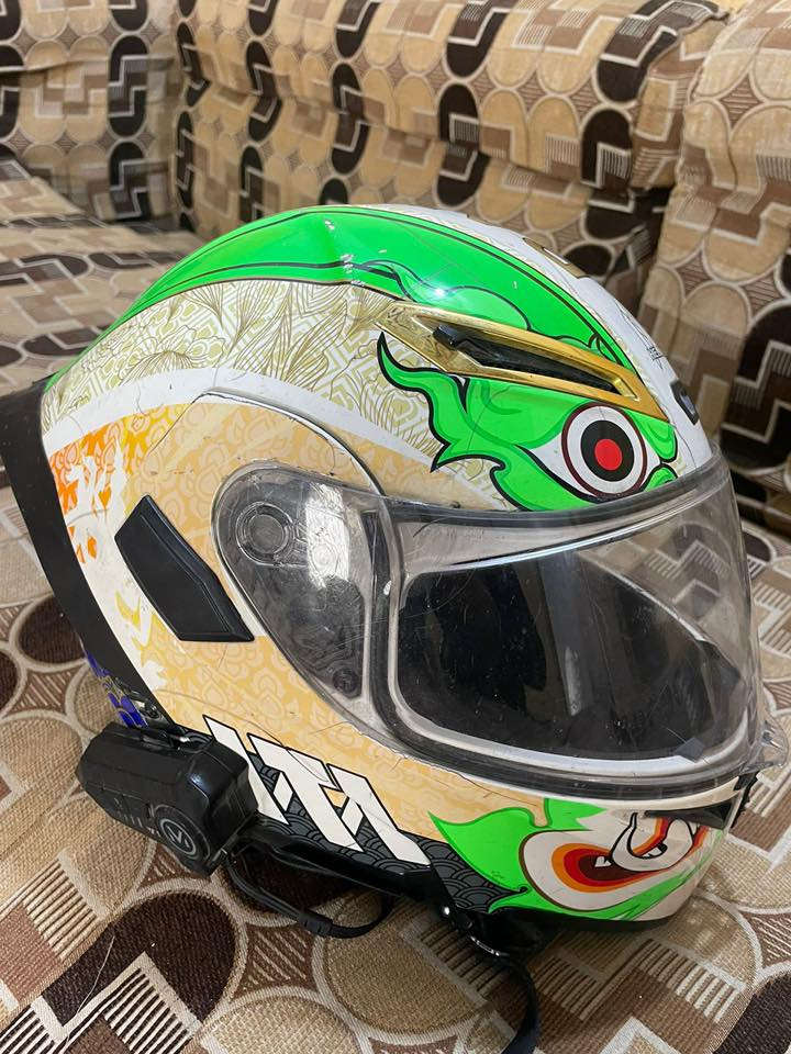 بدون فج ب 10
الخضره الموشمه هيه وسماعات ب 40 وبيهة مجال

السوده ب 35 وبيهة مجال 

صندوك قماش ب ١٥ وبي مجال

***********
