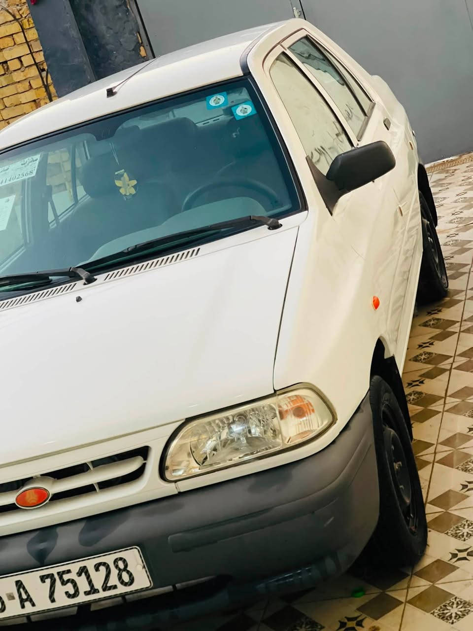 سـلام علـيكم 🤚🏻.                                             Saipa "سايبا سيدان" 2024 🚗 🩸

لـلبيع 🩸

مـاشية 50 ألف 🩸

الـسيارة كفالة عامة 🩸

"المحرك والميكانيك"🩸
المحرك: 4 سلندر، 1300cc بنزين
القوة: 65 حصان @ 5500 دورة
العزم: 100 نيوتن.م @ 3000 دورة
الكَير: عادي 5 سرعات + ريويس
الجر: دفع أمامي FWD
الوقود: تانكي 40 لتر. الصرف تقريباً 6.5 - 7.5 لتر لكل 100كم داخل المدينة. اقتصادي جداً
السرعة القصوى: ∼165 كم/ساعة

"الأبعاد والوزن"🩸
الطول: 4005 ملم
العرض: 1620 ملم
الارتفاع: 1440 ملم
قاعدة العجلات: 2345 ملم
الوزن الفارغ: ∼950 كغم
السعة: 5 ركاب + صندوق خلفي 400 لتر

"لشاصي والفرامل"🩸
التعليق الأمامي: ماكفرسون
التعليق الخلفي: محور صلب + نوابض ورقية
الفرامل: أمامي ديسك، خلفي درام. بدون ABS بالغالب
الإطارات: 165/65 R13 أو 175/65 R13

"المواصفات الداخلية والكماليات"🩸
حسب الموديل، بس الأغلب يجي:
زجاج: يدوي
مكيف: موجود بس عادي مو ديجيتال
راديو + مسجل CD
باور ستيرنج: هيدروليك
وسائد هوائية: ماكو أو وحدة للسائق فقط بالموديلات الجديدة
حساسات: ماكو

"المميزات"🩸
صرف بنزين قليل جداً - أهم ميزة
قطع غيار رخيصة ومتوفرة بكل مكان بالعراق
صيانة سهلة وأي ميكانيكي يشتغل بيها
سعرها رخيص مقارنة بغيرها

الخلاصة: 🩸 سيارة اقتصادية مال شغل ودوام. مو مال رفاهية ولا سرعة. تتحمل وتخدمك إذا تريد شي رخيص وما يصرف بانزين.

"ألسـعر " 🩸
68. 💵 ومجـالها بسيط "

ألعنـوان : ألقادسية مركـز ، التـقية الـثالثـة 🩸

للاتصـال والـاستـفسار ☎️"
 🩸”***********”.
