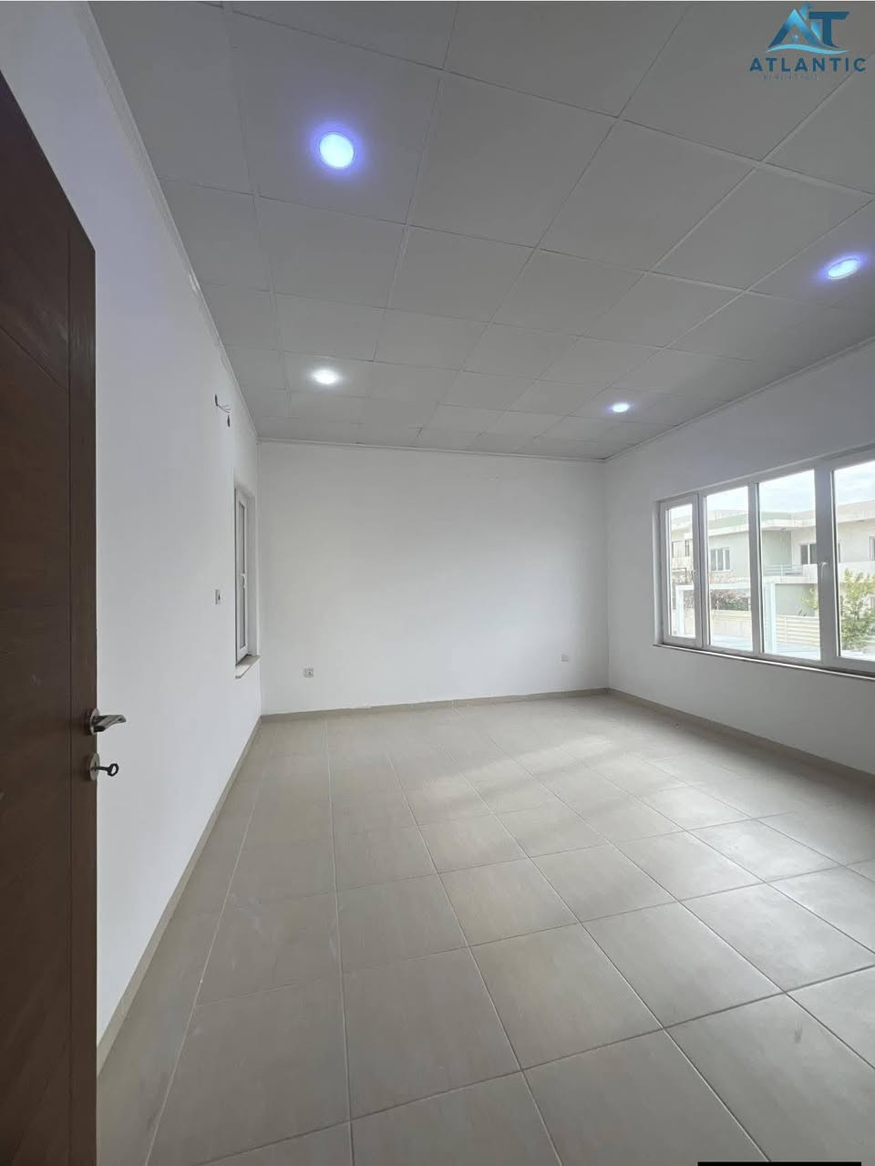 #اتلانتك_الامريكي
منزل للبيع بسعرمناسب جدا
في أربيل مجمع اتلانتك الامريكي 
مساحه 200م (زونB)
واجهه قبله
يتكون من
4نوم
مطبخ مجهز بكاونتر
استقبال
كراج+حديقه
خدمات على مدار 24ساعه
================
0750 846 2528 

***********
