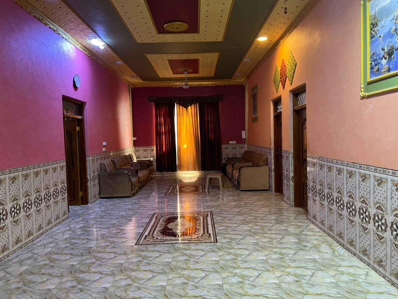 السلام عليكم

بيت للبيع طابو صرف

العنوان/طريق سوق الشيوخ كرمة بني سعيد على الشارع العام بين نزلت الهماش ونزلت سيد رحمه 
التفاصيل
مساحة الكاملة 1000 متر مساحة البناء 360 متر 300 متر طابو والباقي زراعي البناء طابوق كون كريت

يحتوي البيت على 
الطابق الاول ديوانيه 18 متر وثلاث صالات وغرفتين ومطبخ حار وبارد وصحيات داخليه وخارجيه 

الطابق الثاني غرفة وصاله وصحيات 

السعر 150 مليون وبي مجال بسيط 
للاستفسار اتصال على الرقم ***********
