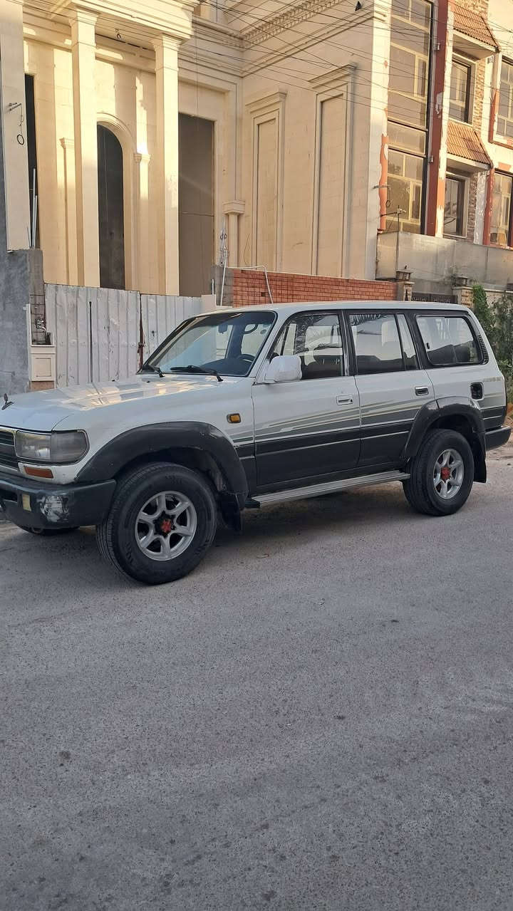السلام عليكم لاند كروز 1991 خليجي محرك 3f 
كير عادي جام عادي
رقم أربيل اجنبي
السيارة نظيفه وضع شركة 
فقط جاملغ أمامي مصبوغ 
مكفولة من الضربة والكص والخياس 
تبريد شغال 
تخم تاير
كهربائيات شغاله
مكينة كير اكسل كفاله
مكان بغداد 

اتصال فقط ***********
