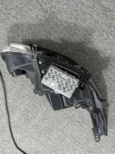 لايت سنترا sr 23 جهة السايق 
السعر ٣ اوراق 
اصلي مو تجاري 
واسط الكوت 
***********
