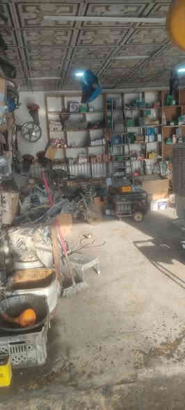 محل ادوات دراجات وتكاتك مع محل فيتريه للبيع بسبب التعين المحل كامل من كلشي طريق البوبيات عمود 90 السعر 4 ملاين وبي مجال شويه رقم الموبايل ***********
