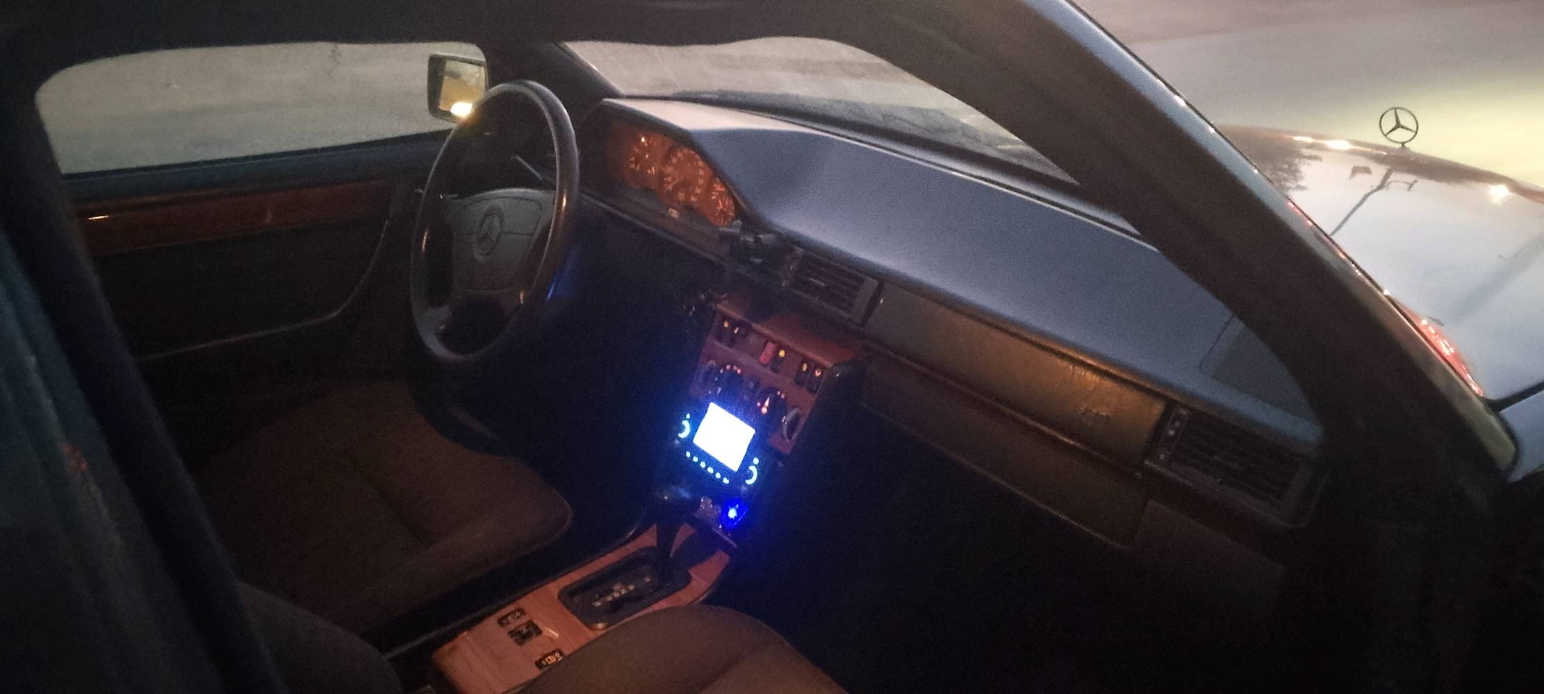 السيارة مرسيدس بنز متوفرة للبيع، لونها رمادي وموديل قديم كلاسيكي. السيارة في حالة جيدة من الداخل والخارج كما هو موضح في الصور.