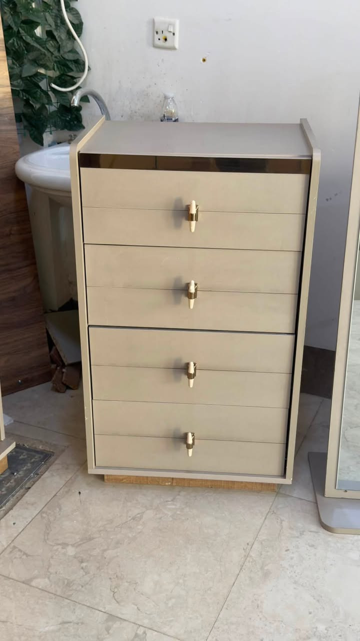 غرفه نوم ماركه 10 قطع السعر 975 الف مع شد ونقل لون رصاصي مطخم جوزي قنصور 8ابواب غرفه حيل نضيفه ***********. // ***********
