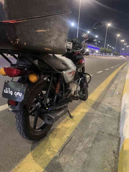 السلام عليكم 
دراجه بوكسر موديل 22 
اوراق استنساخ
الدراجه تخبل كشر مكينه نضيف 
اي نقص مابيها تأخذها بوجهك تروح تشتغل 
الدراجه صارلها سنتين عندي بس بانزين ودهن 
خير من الله السعر مليون وبيها مجال 
***********

