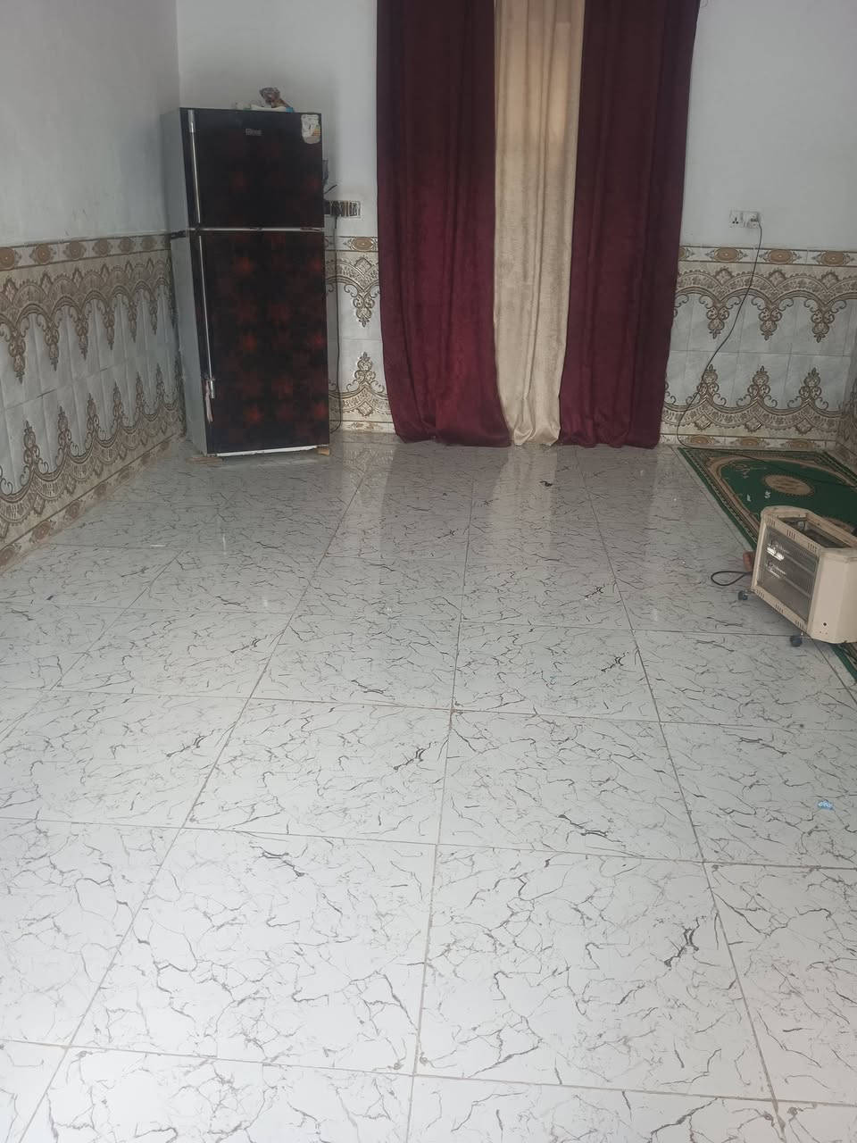 السلام عليكم دار للبيع مساحته 216
يتكون البيت من غرفتين وصاله ومطبخ وصحيات خارجيه 
و حمام داخلي ومساحت الاستقبال مامبنيه والسعر 50 وبي 
 مجال والعنوان شارع سيدمحمد نهايت قطاع 10 
الرقم :*********** وبي واتساب
