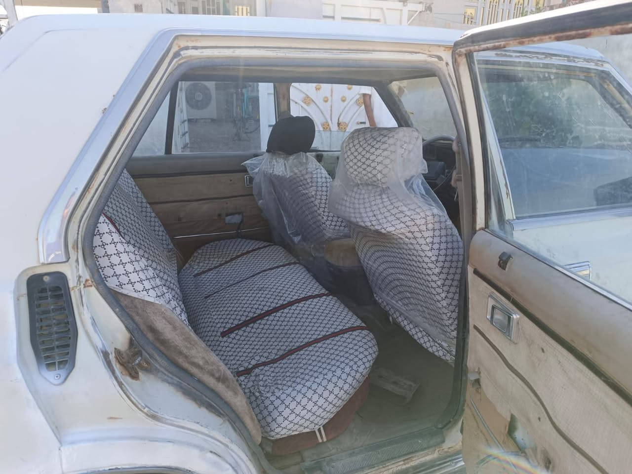 السلام عليكم سوبر موديل ١٩٨٢ رقم واسط شرط تحويل محرك الي بيها بطه سياره بلاديه من ناحيه الكشر بس البوب معمرات مكانه الكوت سعر ٢٥ وبيها مجال عليها غرامه ٣٥٠ تنكص من سعرها اي تفاصيل ***********
