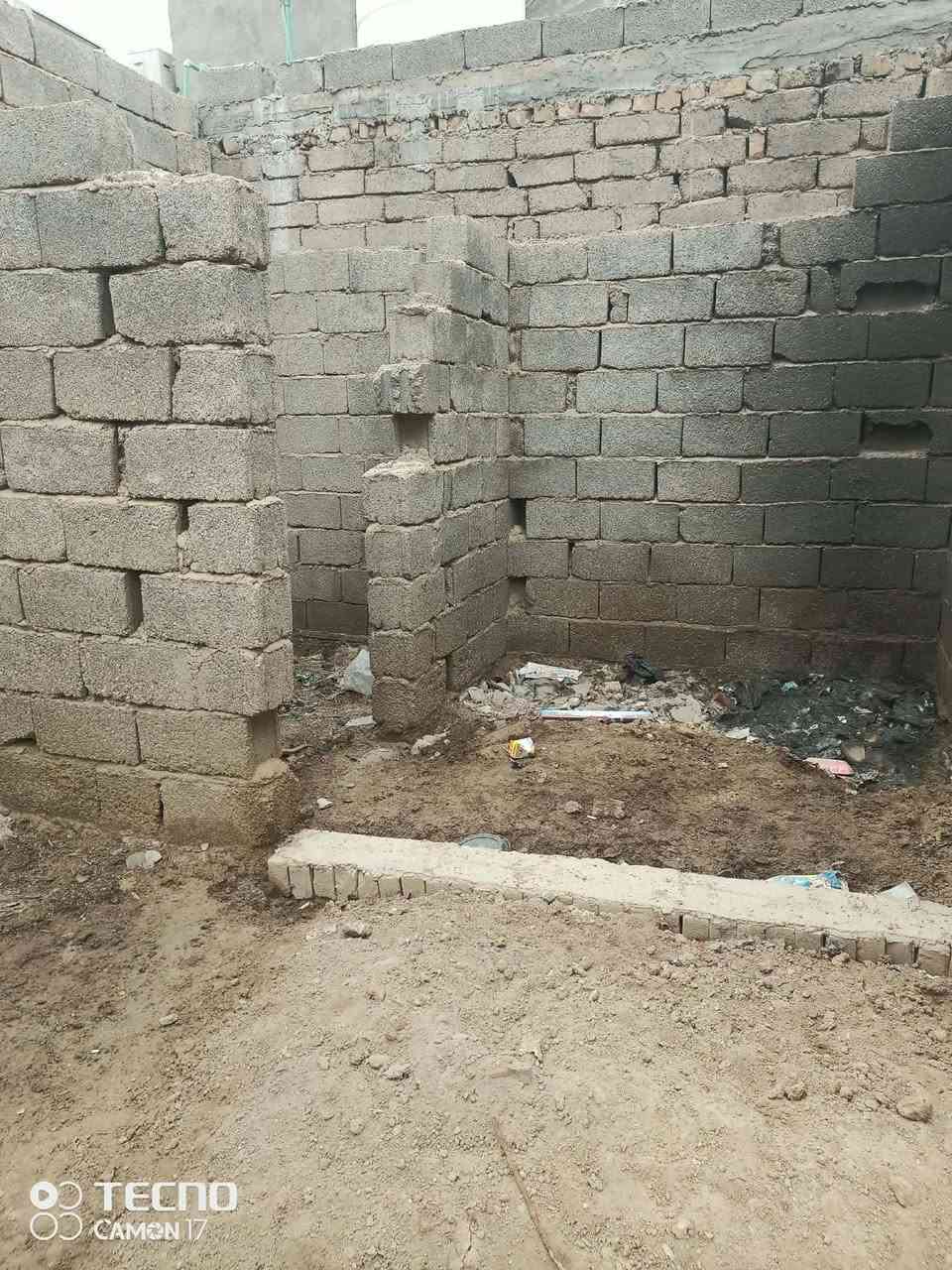 سلام عليكم يوجد هيكل للبيع  واسط بشارع التمايمه يوجد 2غرف+ستقبال +صاله +مطبخ المساحه 200/م الاستفسار نتصل على الرقم ***********
