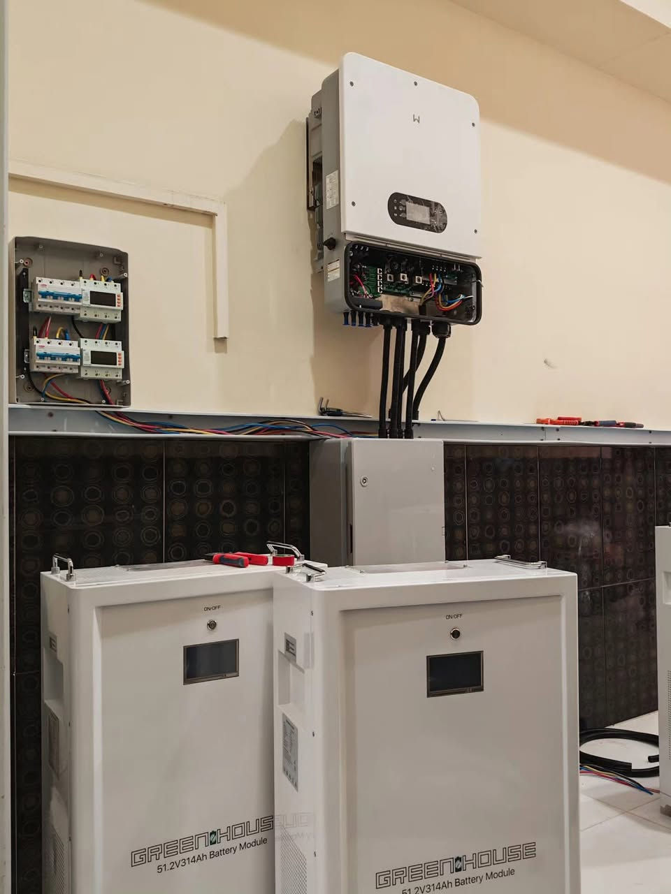 ⚡ عرض خاص على منظومة الطاقة الشمسية المتكاملة ⚡

ودّع انقطاع الكهرباء واستمتع بطاقة نظيفة وموثوقة على مدار اليوم.

✅ تشغيل نهاري بقدرة تصل إلى 35 أمبير
✅ تشغيل ليلي بقدرة 15 أمبير لمدة 4 ساعات
💰 السعر: 10,000,000 دينار عراقي فقط

🔹 مواصفات المنظومة:

☀️ الألواح الشمسية
• العدد: 16 لوح
• القدرة: 640 واط للوح الواحد
• النوع: LONGi Hi-MO 10
• الضمان: 10 سنوات

⚡ الإنفيرتر (Inverter)
• القدرة: 12 كيلوواط
• النوع: GOODWE (MPPT مزدوج)
• الضمان: 5 سنوات

🔋 البطارية
• النوع: Lithium Iron Phosphate (LiFePO4)
• السعة: 16 كيلوواط ساعة
• الضمان: 5 سنوات
• العمر التشغيلي: حتى 8000 دورة شحن وتفريغ

✅ توفير كبير في فاتورة الكهرباء
✅ مكونات أصلية بضمان رسمي
✅ كفاءة عالية وعمر تشغيلي طويل
✅ تركيب وفحص وتشغيل من قبل فريق متخصص

📞 للحجز والاستفسار:
م. حقي الحسيني
***********

🌞 استثمر اليوم في الطاقة الشمسية وتمتع بالكهرباء باستقلالية وأما
