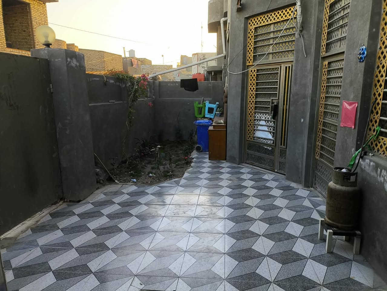 سلام عليكم بيت لبيع مساحه 150شارع علي قماره قريب على حسنيه شهداء ثاني بيت عن شارع بيت كامل على آخر حبايه مي كهرباء مجاري كامله سعر 73  للاستفسار ***********
