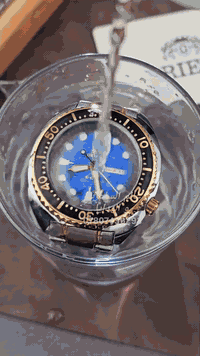 عالم الساعات⌚ و الهدايا🎁 
ساعة اصلي
 من شركة ORIENT الغنية عن التعريف 
المواصفات 
ضد الماء 100%
طلاء ثابت 100%
عداد شهري
عداد أسبوعي( عربي ، انكليزي ) 
سير مريح لليد
قفل مزدوج
الدزاين كلاسيكي عصري  

 ☎️ الهاتف / ***********
* تصليح كافه انواع الساعات (جداري🕒 او يدوي⌚)
* تبديل كافه انواع بطاريات 🔋
* تزغير الساعات ⌚
* تغليف الهدايا 🎁
العنوان/ الديوانية قضاء عفك _ مجاور مصرف الرشيد
