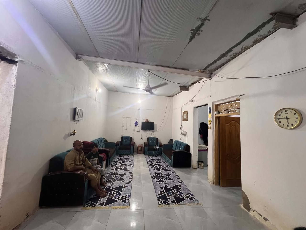 السلام عليكم
بيت للبيع في حي الحكيم الثانيه 

المساحه 200 متر 

يتكون من غرفتين نوم وصالة 8 امتار ومطبخ وديوانيه 8 أمتار 

بس الدوانيه ما مسگوفه 

شارع رئيسي قريب عن الشارع العام 

للاستفسار 

الاتصال على الرقم 

***********
