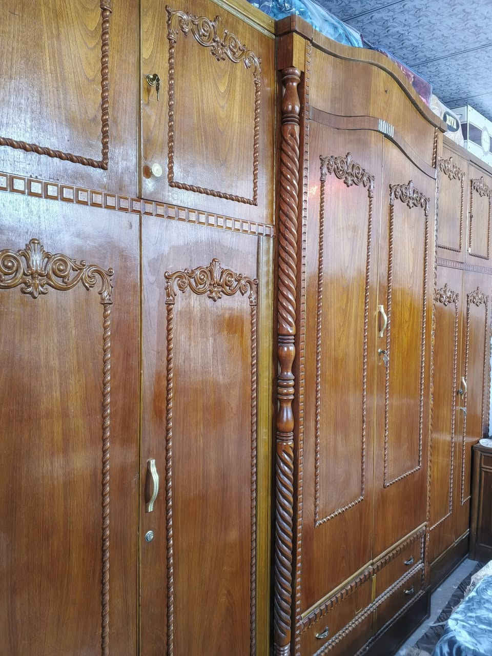 سلام عليكم ورحمت الله
غرفه خمس قطع نضيفات وحلوات كنتور ست ابواب درجه اوله طابقين والصور كدامكم النضافه خيرات الله مكاني طوريج والسعر واتساب
📞***********
