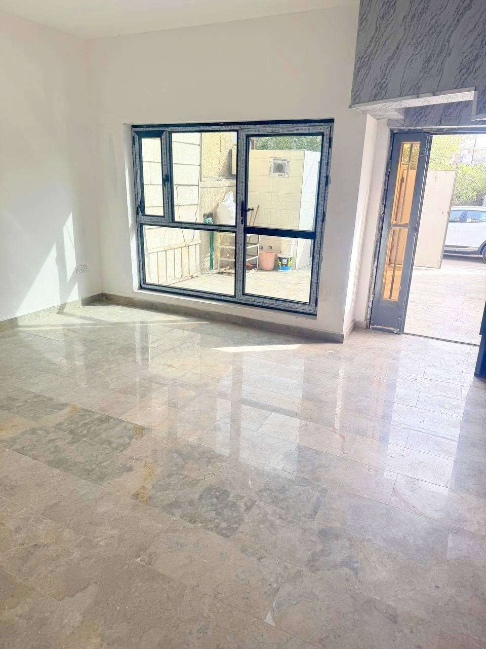 🏡✨ منزل مميز للبيع ✨🏡
📍 قرب جسر البنوك – الضباط
موقع راقٍ وهادئ جدًا، مناسب للسكن العائلي
📐 التفاصيل:
▪️ المساحة: 105 م²
▪️ الجبهة: 5.25 م
▪️ النزال: 20 م
▪️ المنزل فارغ حاليًا وجاهز للتسليم
🏠 مواصفات المنزل:
🛏️ ثلاث غرف نوم سويتات
🛋️ صالة مريحة
🍽️ مطبخ
حيطان مستقله كلشي مفصول ماء كهرباء 
🚗 جراج سيارة
🌿 مميزات إضافية:
✅ لا يوجد مقابل البيت ( جار )
✅ موقع هادئ جدًا
✅ قريب من الخدمات والأسواق
📞 للمعلومات والمعاينة:
الاتصال مباشرة *********** زيد الماجدي 
السعر 380 مليون
❓ تحب تسكن بمكان هادئ وقريب من كل شيء؟
📩 راسلنا الآن ولا تفوت الفرصة
