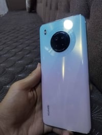 عندي موبايل y9a جهاز كلش نضيف ذاكره 128رام 8 جهاز مامفتوح معا فقط كارت...