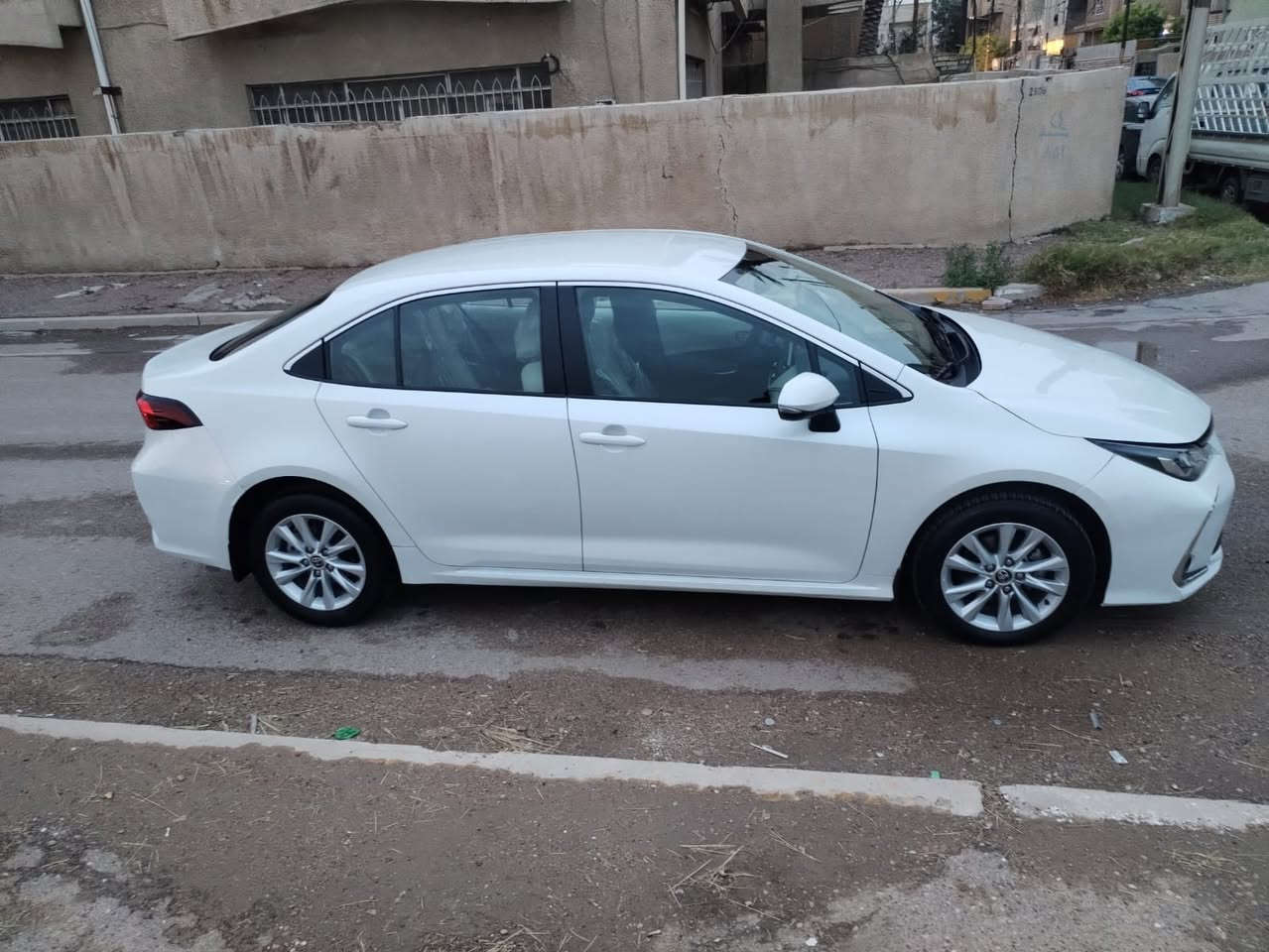 السلام عليكم كورلا 2023 خليجي ساز
موصفاتهة 
بعدهي بضمان الشركة 

محرك 1800 بانزين 

بصمة + دخول ذكي 

نظام ترحيب عند اقتراب 

تبريد قطعتين 

حساس استشعار عن القتراب 

نظام قيادة ( سبورت وعادي ) 

كيجات دجتل شاشة 

حساس امامي و خلفي 

مانع انزلاق 

شاشة حديثة 

مري شفط 

حساس اطار وحساس مطر 

السيارة كفالة عامة من حادث او صبغ عامة بعدهي بوضع شركة  حتى كتلوكات الشركة بعدهي بالضمان 

المكينة والكير عامة من كلشي 

عنواني بغداد حي الاعلام رقمي *********** 
السعر 166
