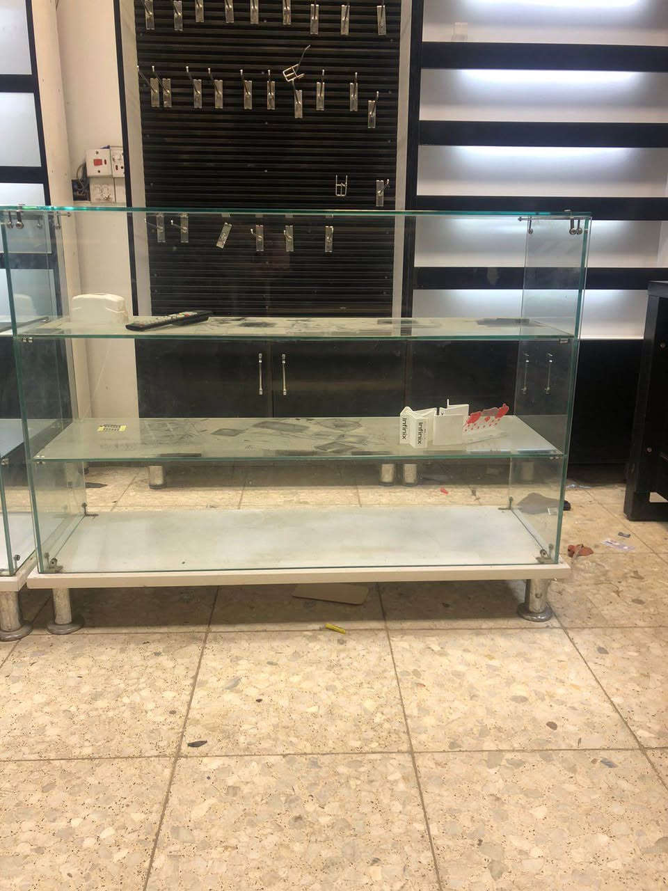 بيع عارضات جداريه عاموديه وبيهن 3 قطع فاترينات جام طرح مستعملة بس نضيفات  للاستفسار الاتصال على الرقم ‭٠٧٧٢ ٩٤٥ ٦٢٢٨‬ المكان واسط العزيزية بغداد, العراق
