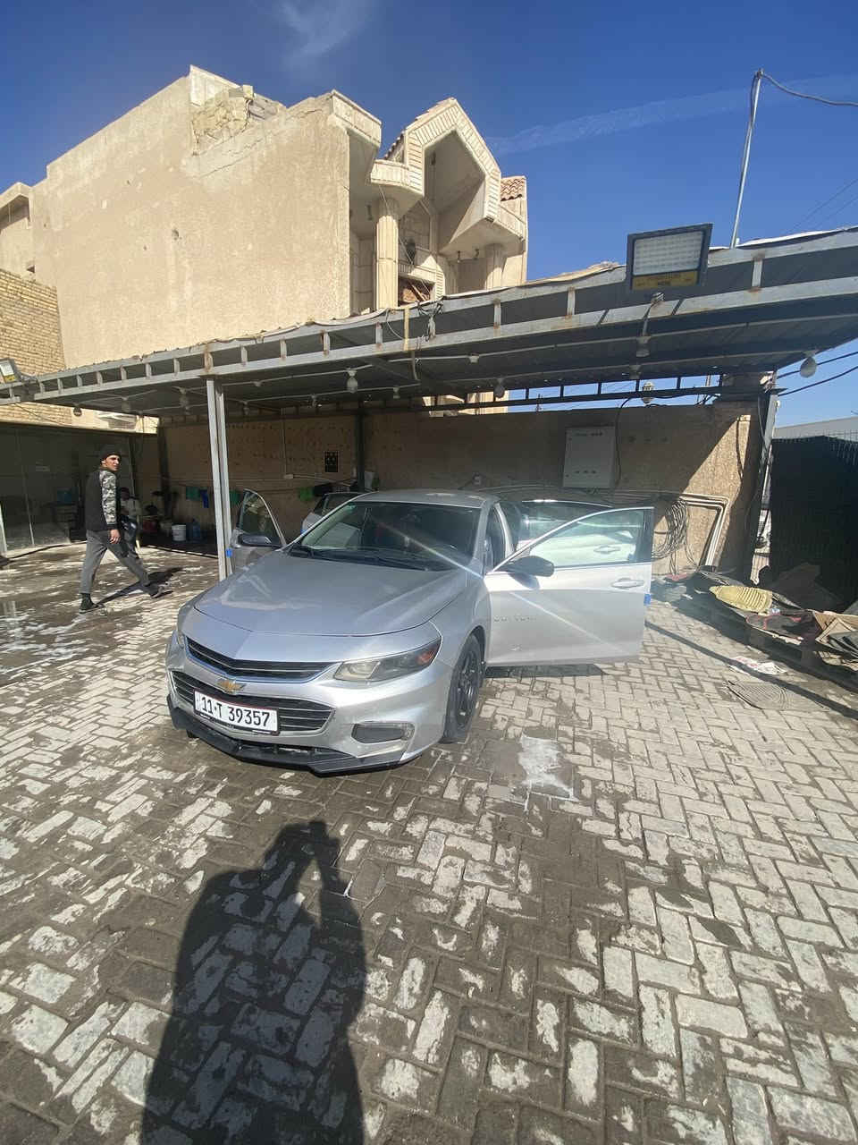 للبيع شفروليه ماليبو 2018 – فئة LT
السيارة نظيفة، ناعمة، وجاهزة للاستخدام اليومي، استخدام شخصي وبدون أي مشاكل.

المواصفات المهمة:
 • محرك 1.5 توربو اقتصادي وقوي
 • قير أوتوماتيك 6 سرعات (ATF)
 • شاشة وسطية أصلية
 • كاميرا خلفية
 • تحكمات ستيرن
 • تشغيل وبصمة (Push Start)
 • بلوتوث
       Apple CarPlay.    
 Android Auto
 • تكييف قوي جداً
 • سيارة مريحة وناعمة بالسواقة
 • بدون أي أعطال أو مشاكل

الحوادث :
 • حادث أمريكا: دعامية أمامية فقط
 • حادث العراق (عند المالك السابق): باب خلفي عكس السايق
 • صور الحادثين موجودة قبل التصليح
 • التصليح تم بشكل صحيح

الحالة القانونية:
 • السيارة حرة
 • باسمي
 • رقمها بغداد

📍 مكان السيارة: السماوة

💰 السعر: 118 ورقة
البيع نقد
السعر قابل للتفاوض البسيط للجاد

📞 رقم الهاتف: ***********
📱 متواجد على الفيسبوك أو الواتساب أو عن طريق الاتصال
