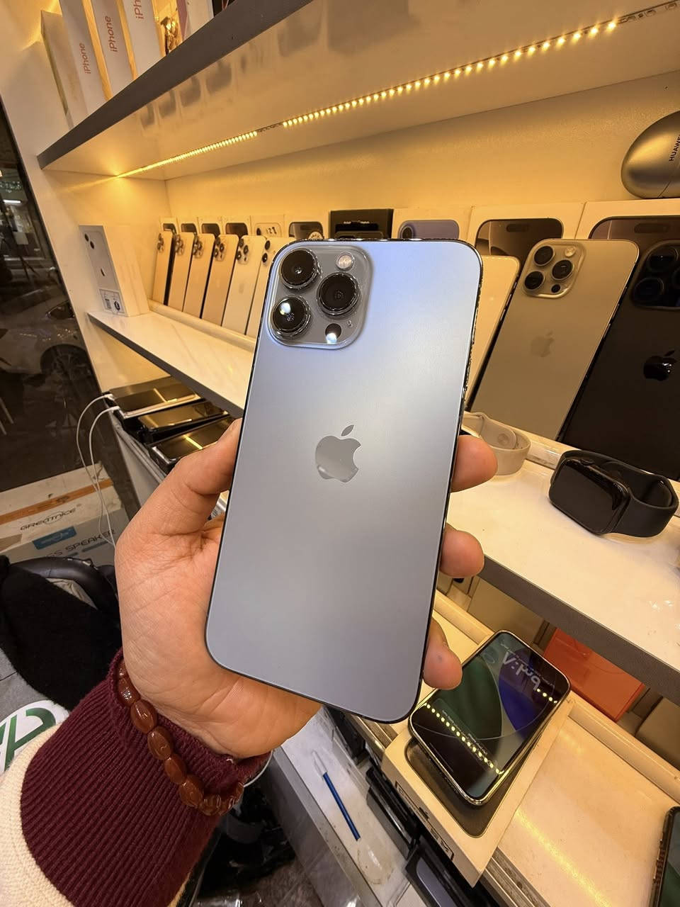 ايفون 13 برو ماكس ذاكرتة 256 مكفول بلادي 
جميع ملحقاتة اصلية موجودة ويامكاني النجف 
لون مميز وجهاز جديد وبلادي ومكفول 
***********
واتساب او اتصال ☎️
