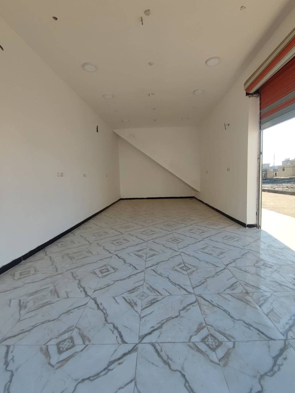 بنايه ركن عله شارعين وعله ساحه
المساحه : 130 متر بالاسكان الصناعي قرب الحولي
الطابق الاول : يتكون من مشتمل ارضي ومحل للايجار
الطابق الثاني : يتكون من شقق عدد 2
السعر والتفاصيل اتصل ***********
