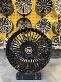 الاطارات ويل كاديلاك اسكاليد موجودة  حجم24 موديل 2025 مال موديل جديد  ...