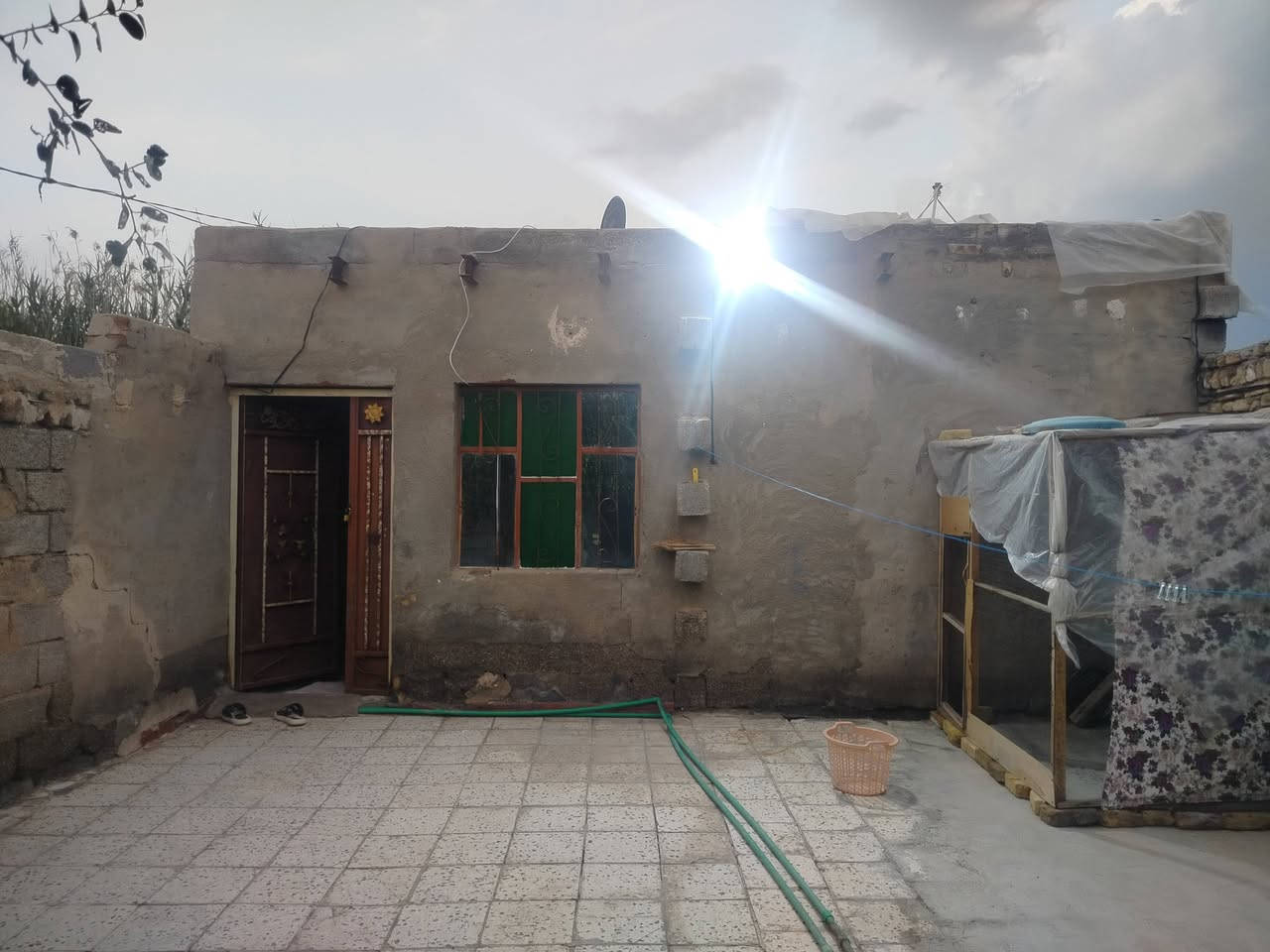 سلام عليكم بيت زراعي للبيع المساحه 112 متر 
يحتوي على غرفه وصاله ومطبخ وصحيات ومنوور 
الموقع خلف دور الشهداء 
الرقم ***********
