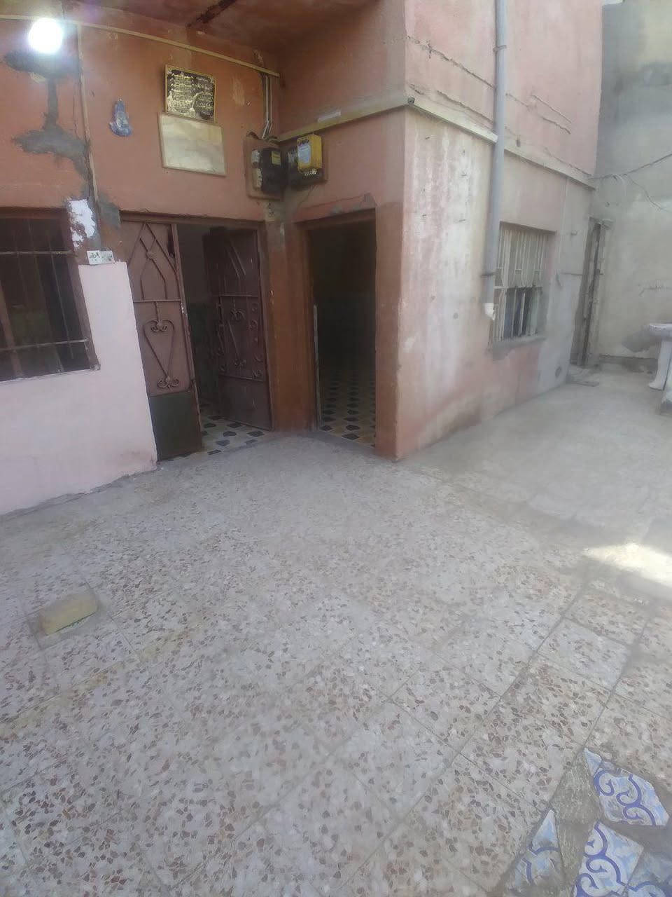 الدار للبيع في منطقه حي الحسين المنطقه الثانيه قرب الشارع العام شارع السيد مقابل علوت يعرب 
مشاحت الدار 175م البيت قاطين يصلح سكن وستثمار للتواصل على هذا الرقم
*********** البصرة, العراق
